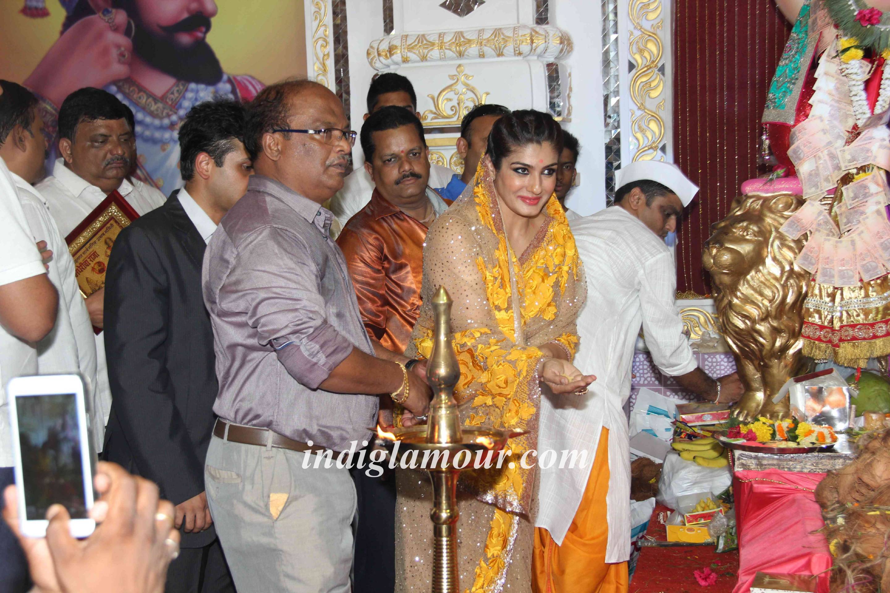 Raveena Tandon Unveils World Biggest Besan Ladoo at Andheri Cha Raja Event hd photo