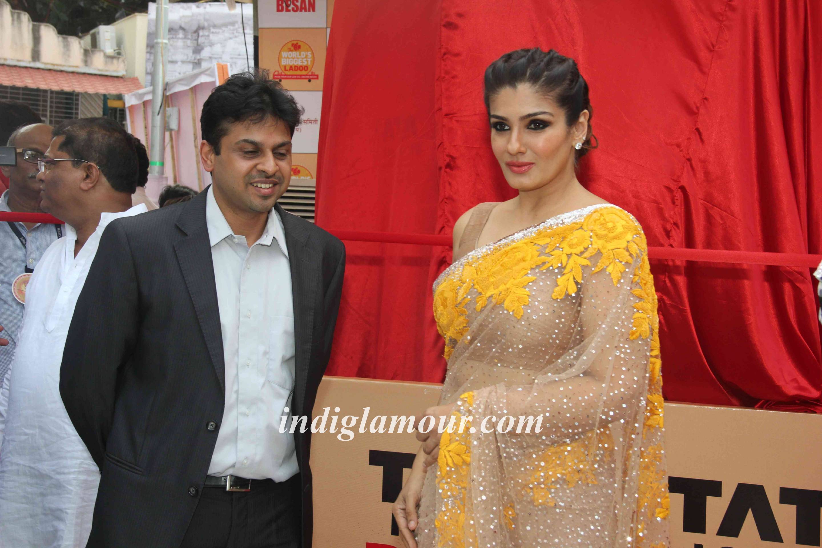 Raveena Tandon Unveils World Biggest Besan Ladoo at Andheri Cha Raja Event hd photo