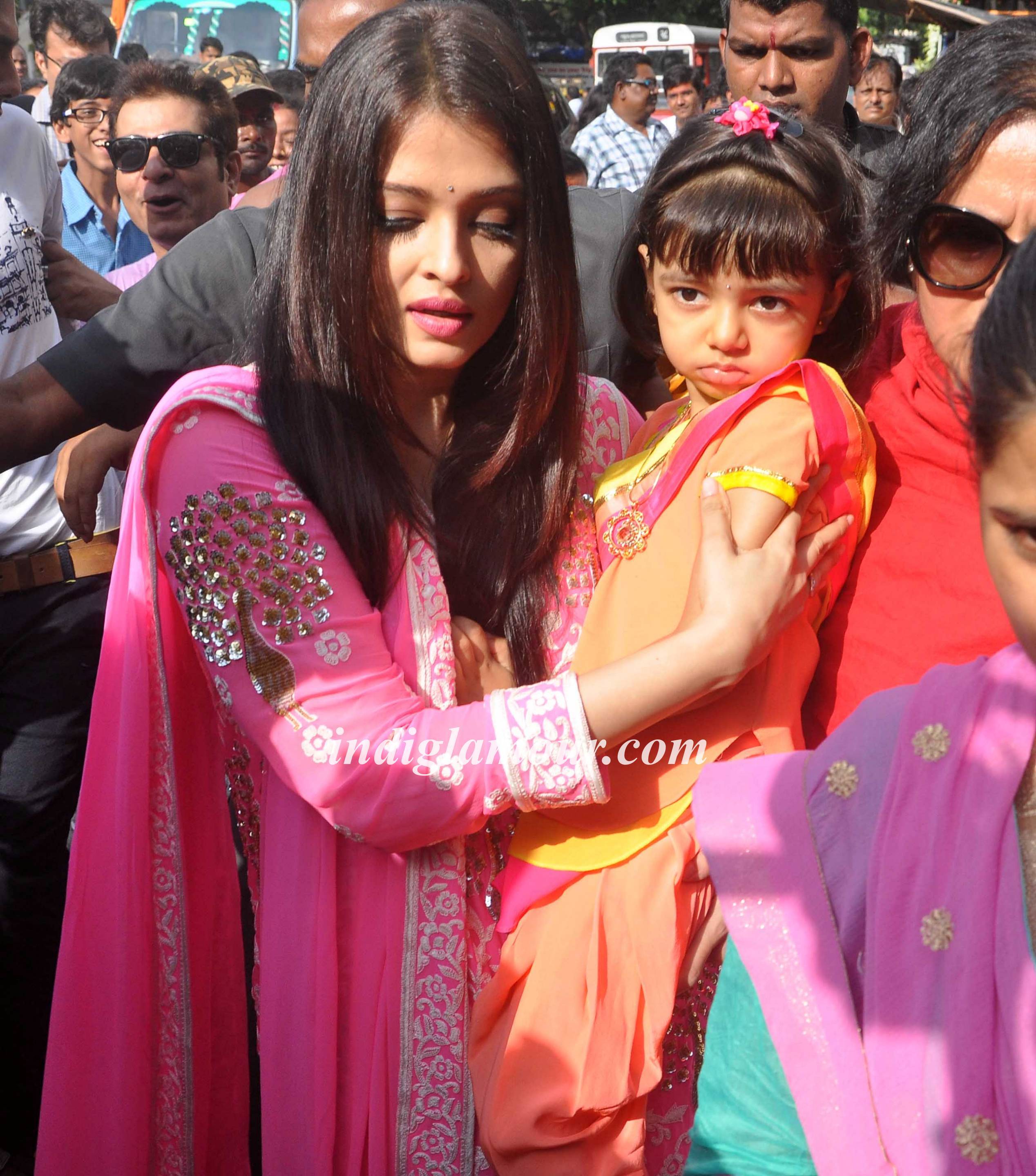 Aishwarya Rai Bachchan Visits Siddhivinayak Temple Event hd photo