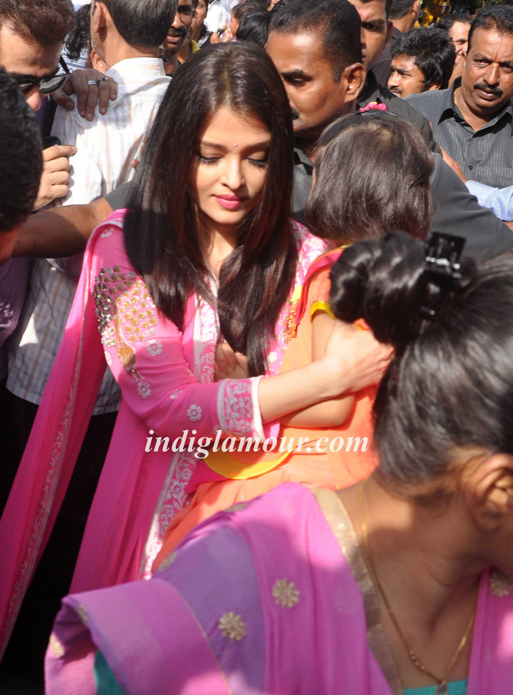 Aishwarya Rai Bachchan Visits Siddhivinayak Temple Event hd photo