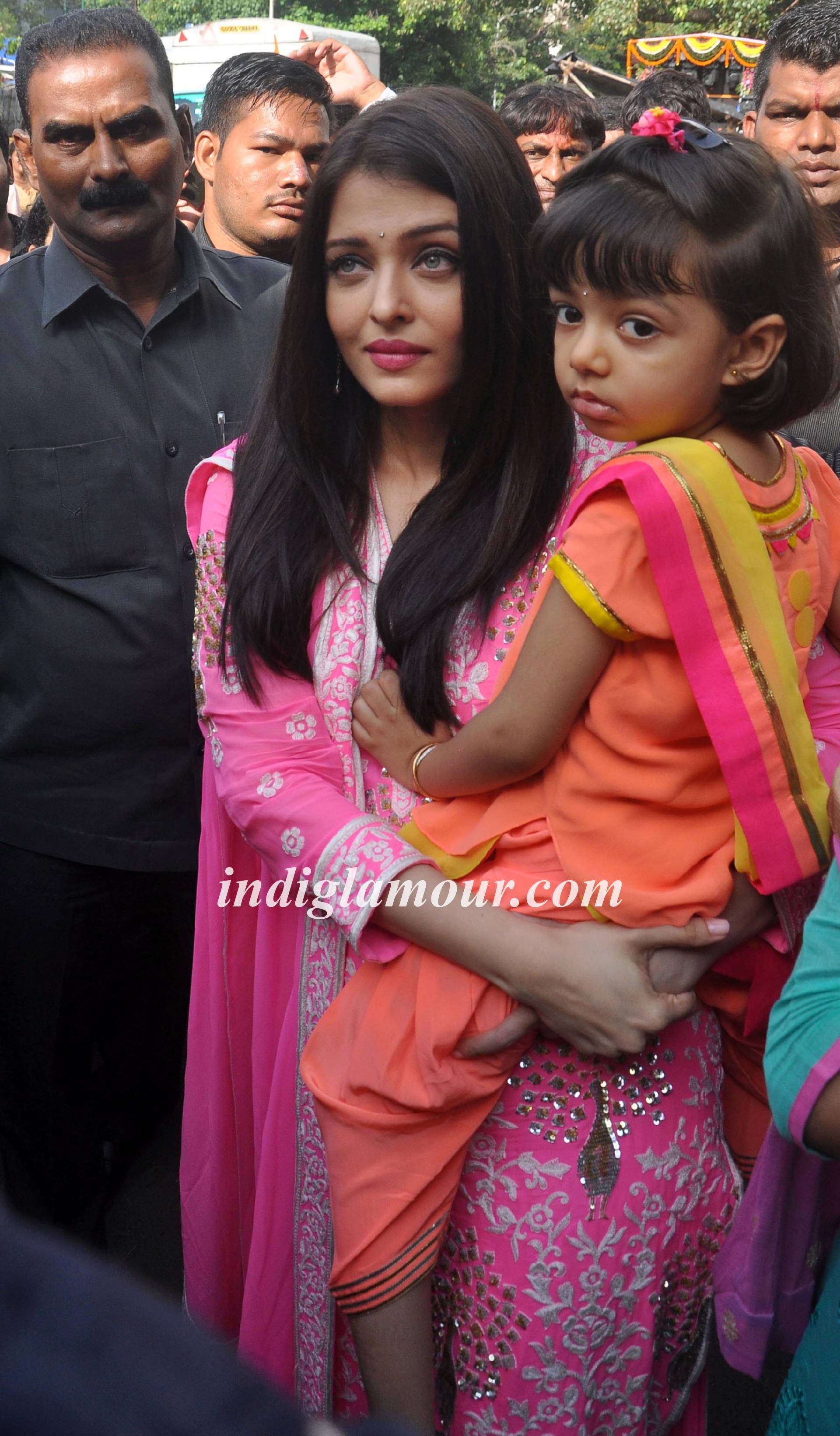 Aishwarya Rai Bachchan Visits Siddhivinayak Temple Event hd photo