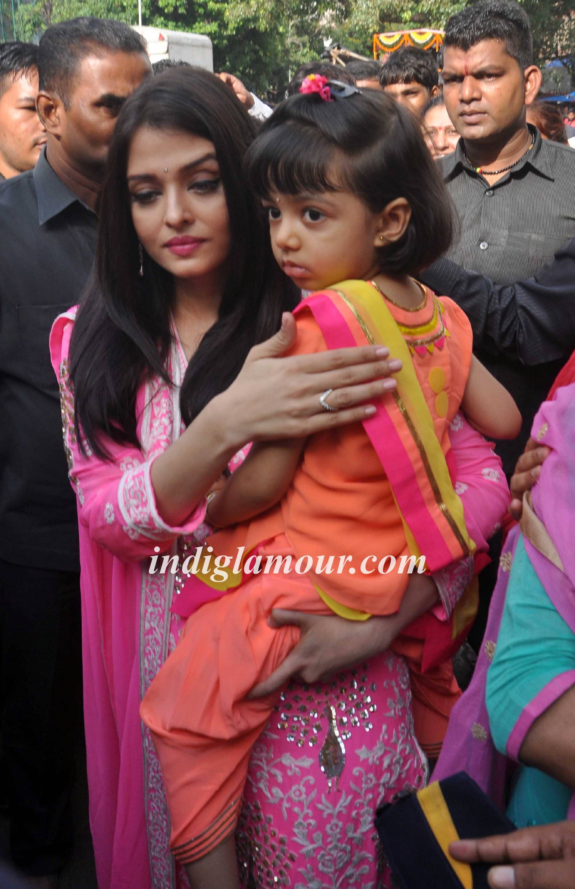 Aishwarya Rai Bachchan Visits Siddhivinayak Temple Event hd photo