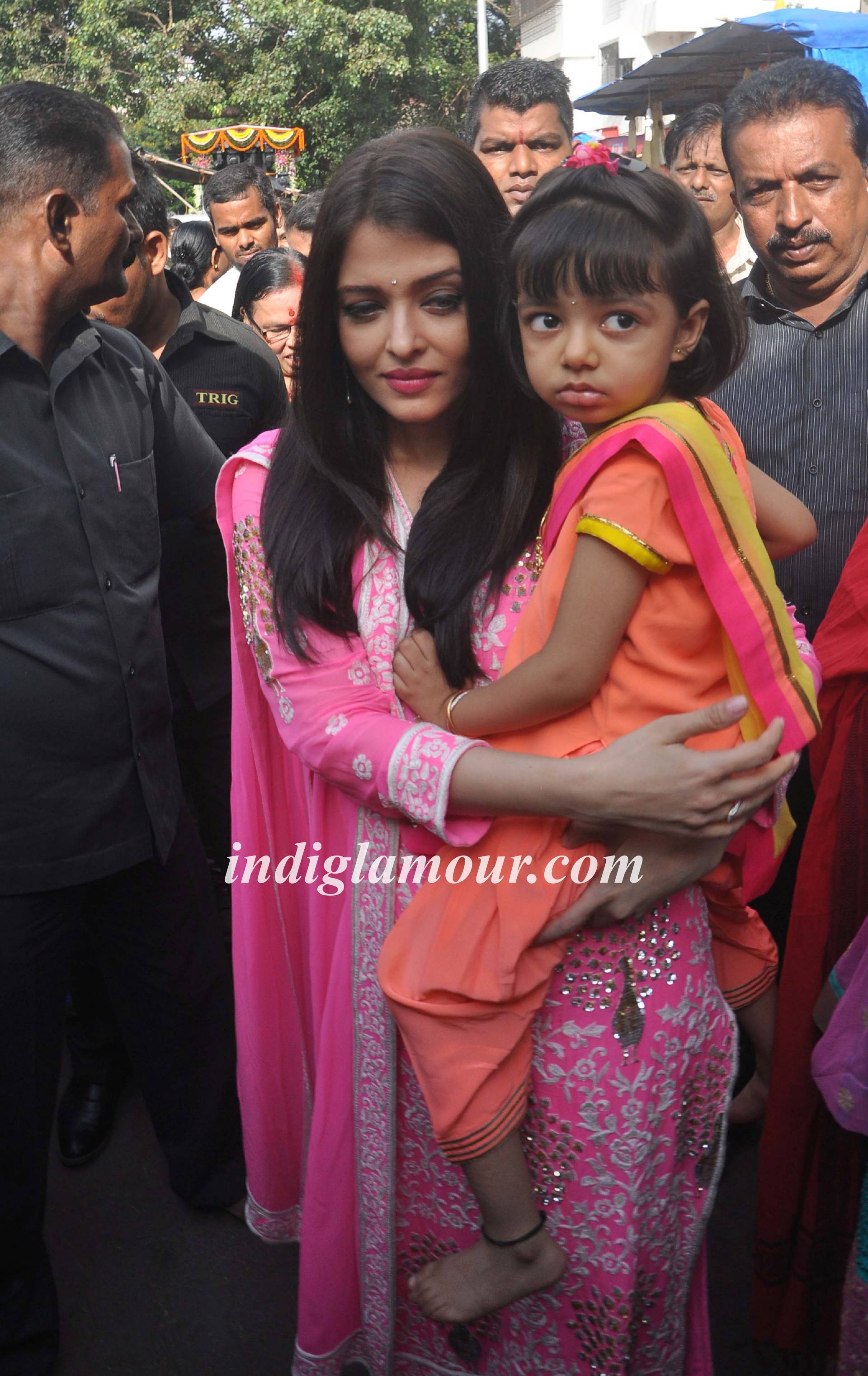 Aishwarya Rai Bachchan Visits Siddhivinayak Temple Event hd photo