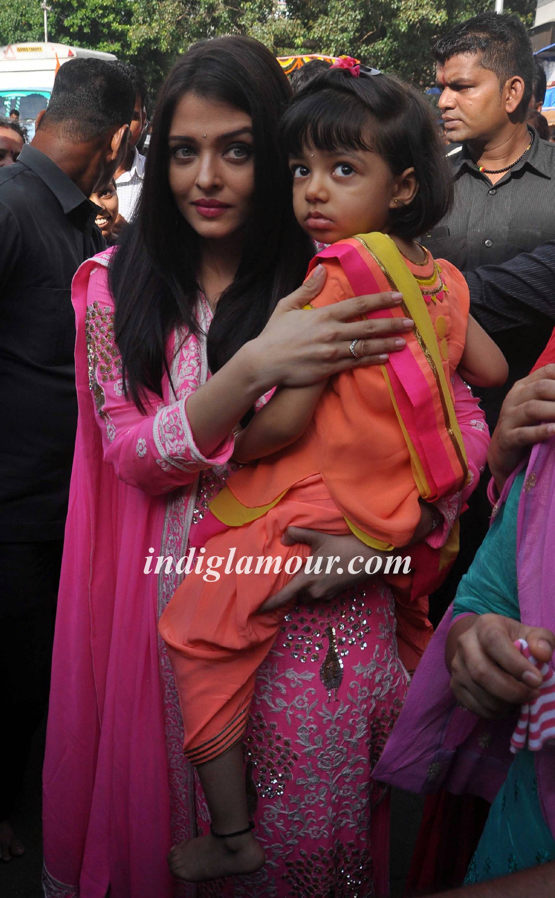 Aishwarya Rai Bachchan Visits Siddhivinayak Temple Event hd photo
