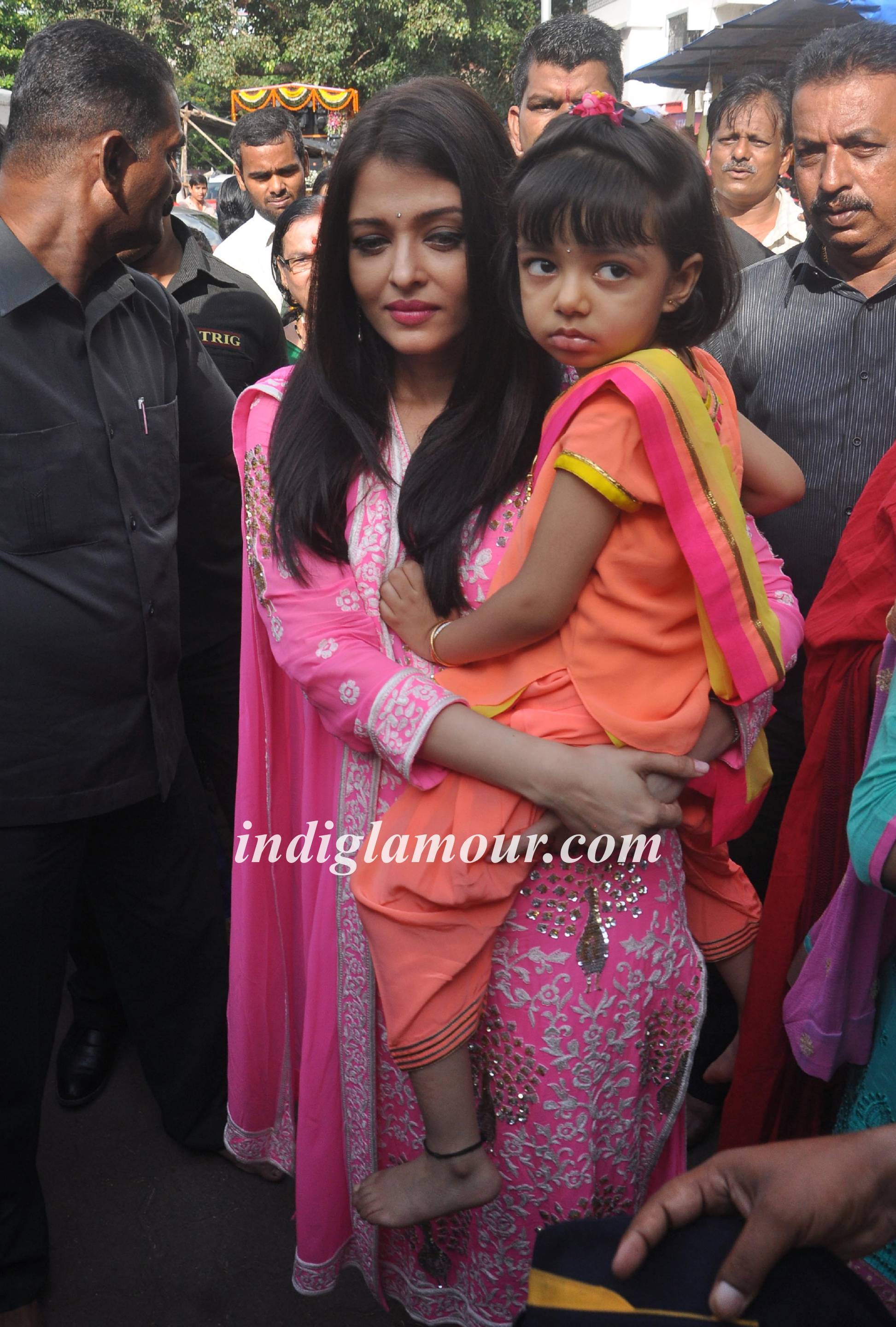 Aishwarya Rai Bachchan Visits Siddhivinayak Temple Event hd photo