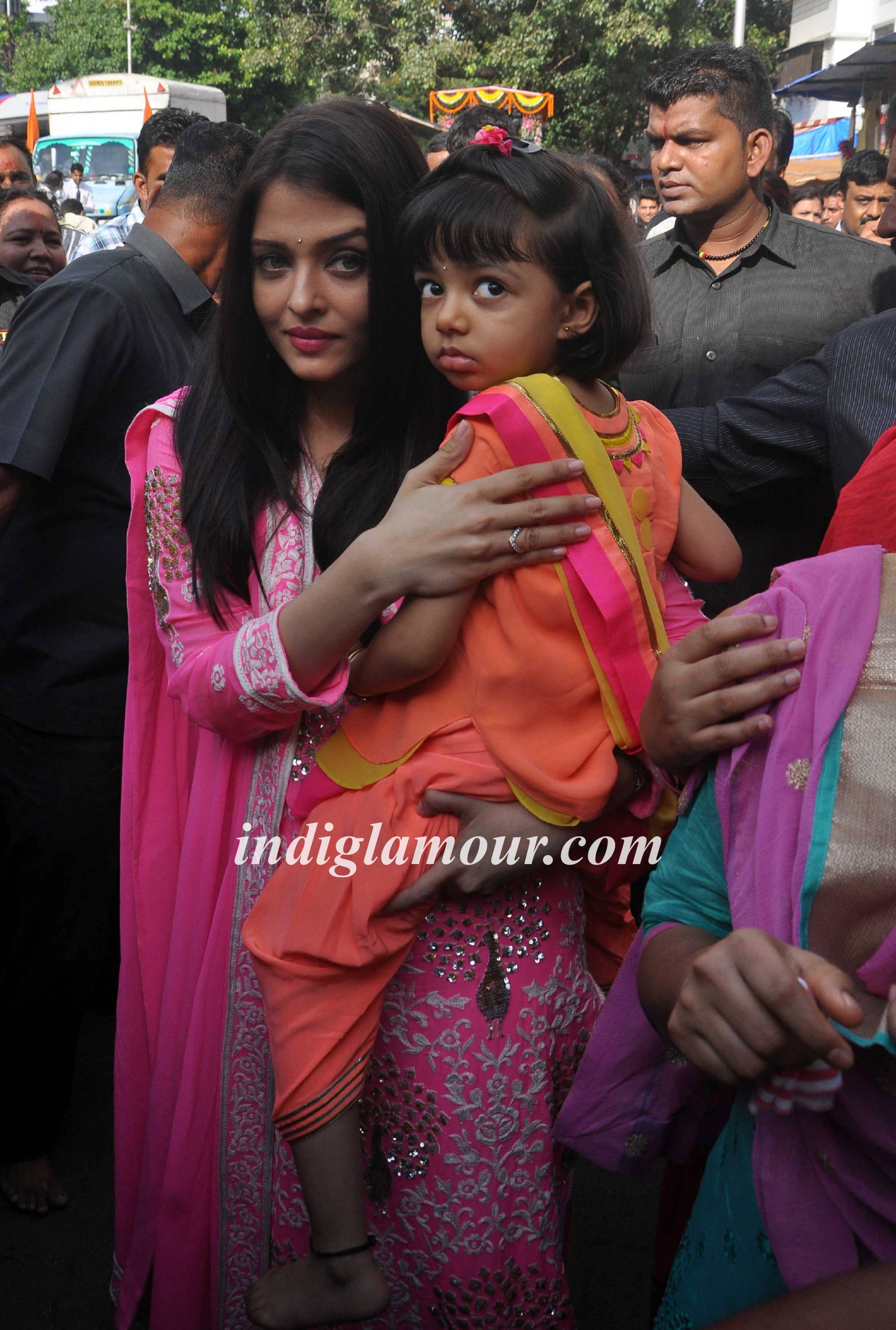 Aishwarya Rai Bachchan Visits Siddhivinayak Temple Event hd photo