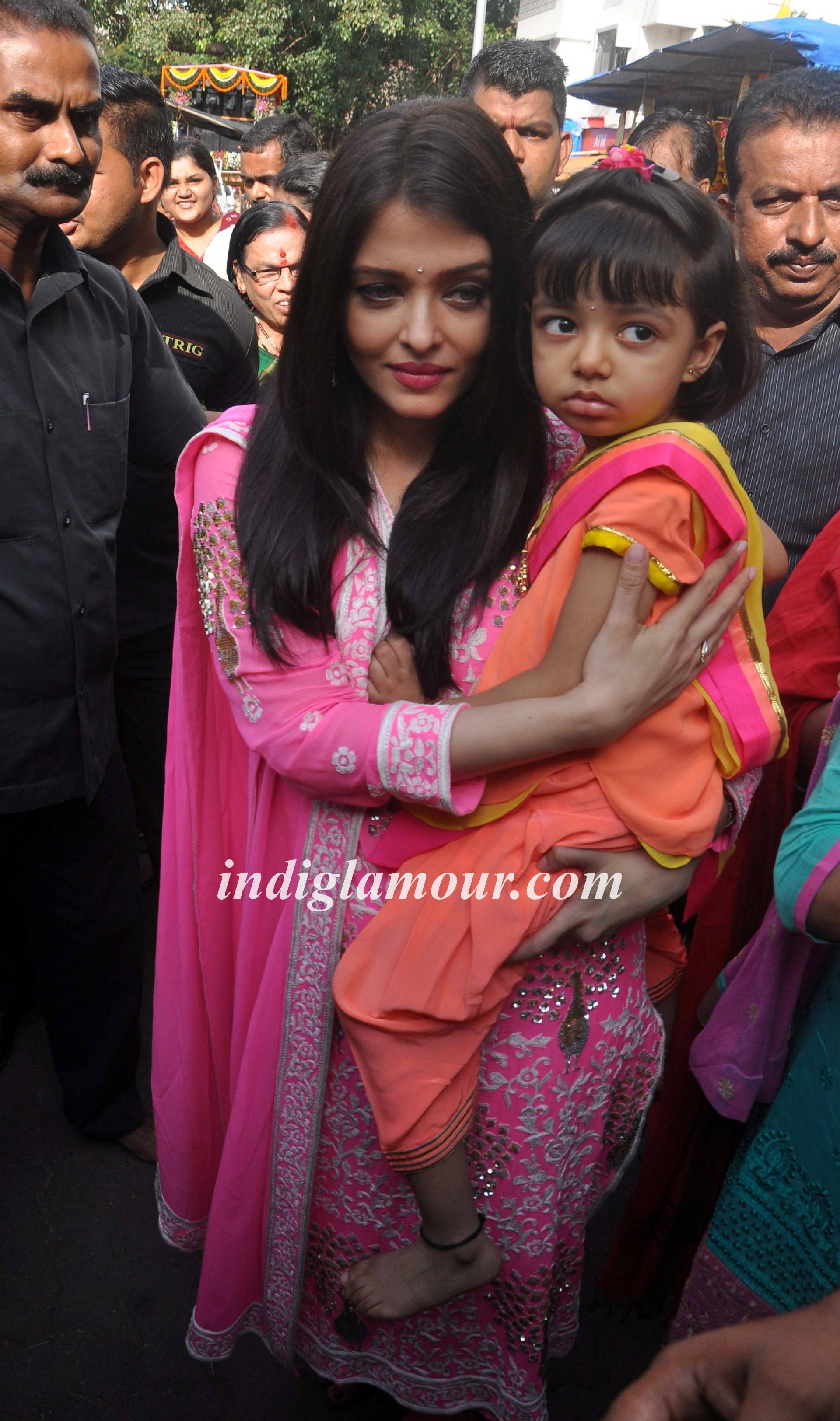 Aishwarya Rai Bachchan Visits Siddhivinayak Temple Event hd photo