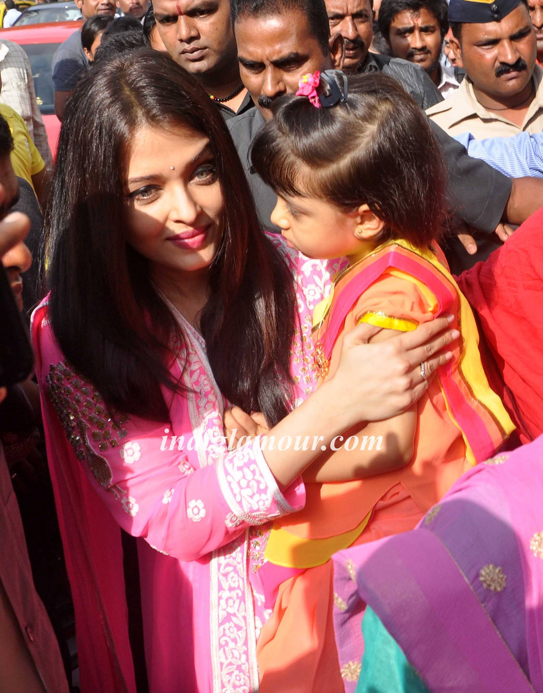 Aishwarya Rai Bachchan Visits Siddhivinayak Temple Event hd photo