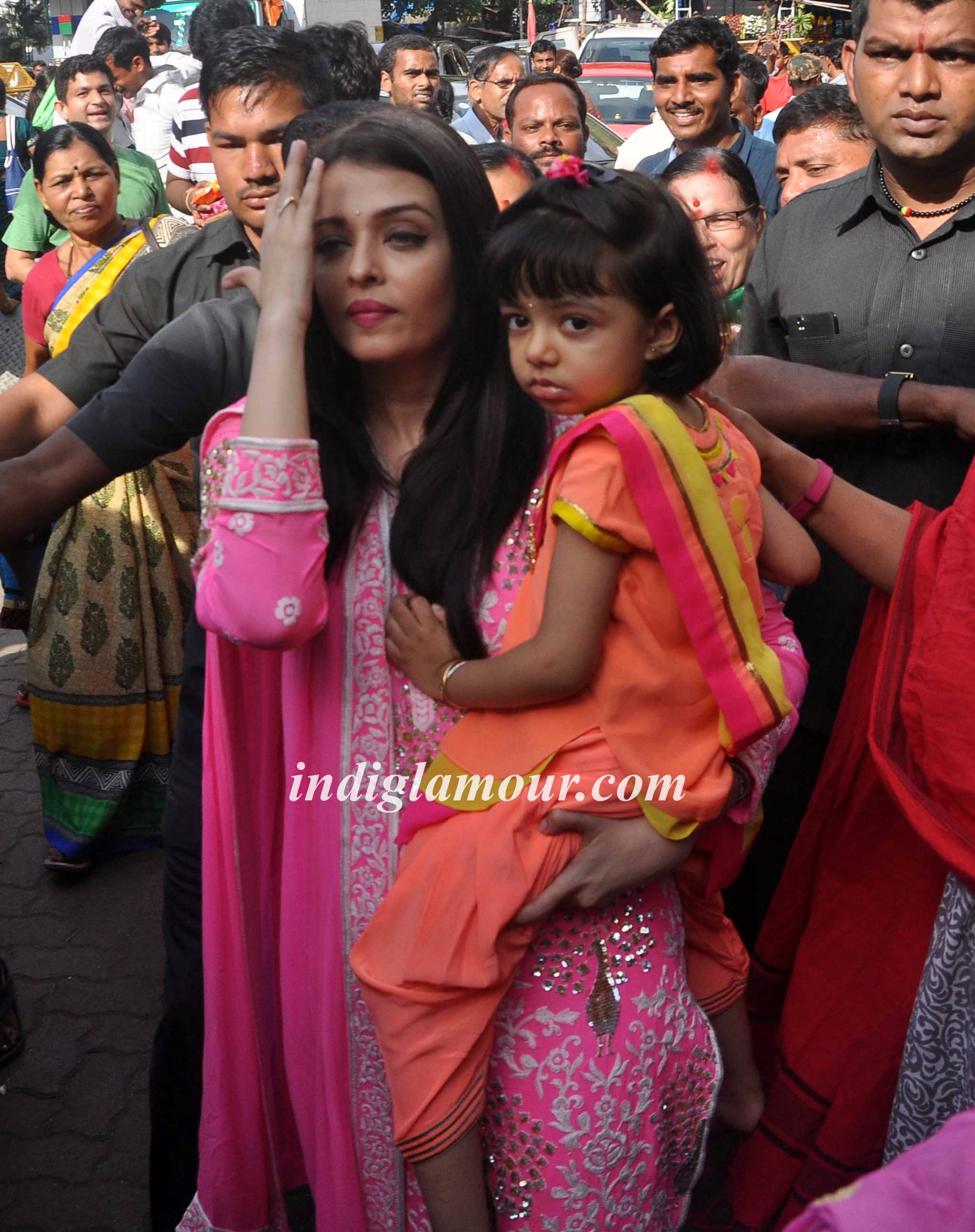 Aishwarya Rai Bachchan Visits Siddhivinayak Temple Event hd photo
