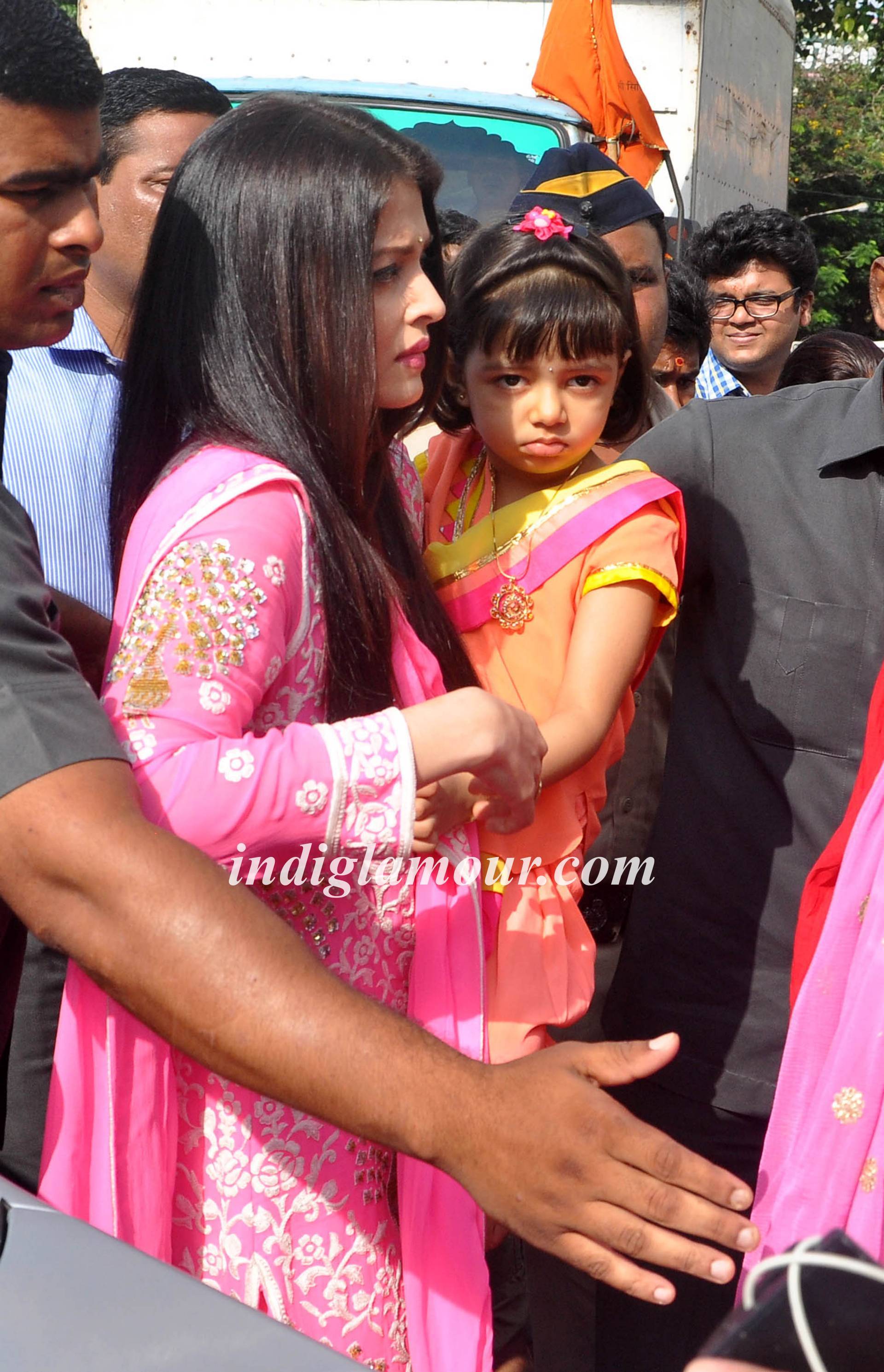 Aishwarya Rai Bachchan Visits Siddhivinayak Temple Event hd photo