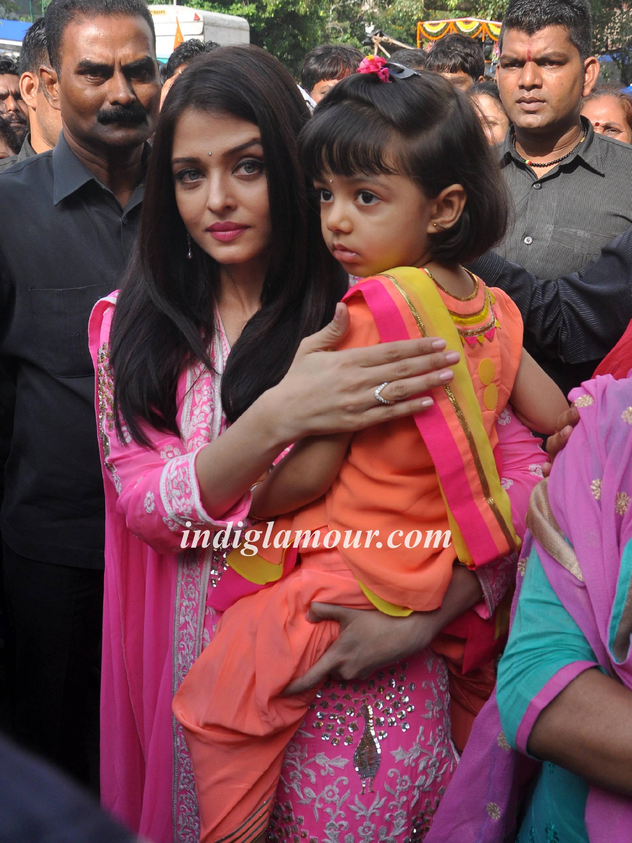 Aishwarya Rai Bachchan Visits Siddhivinayak Temple Event hd photo