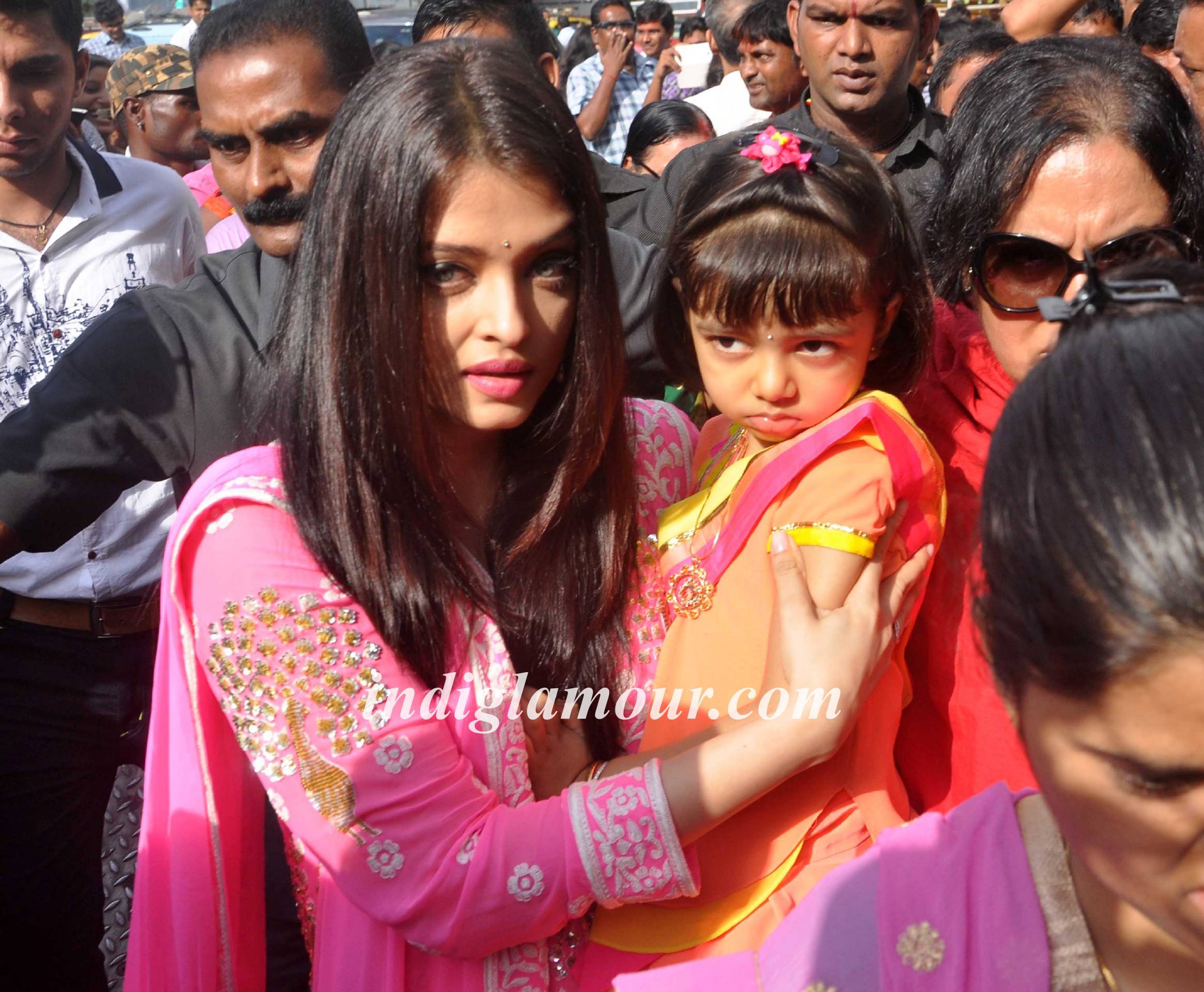 Aishwarya Rai Bachchan Visits Siddhivinayak Temple Event hd photo