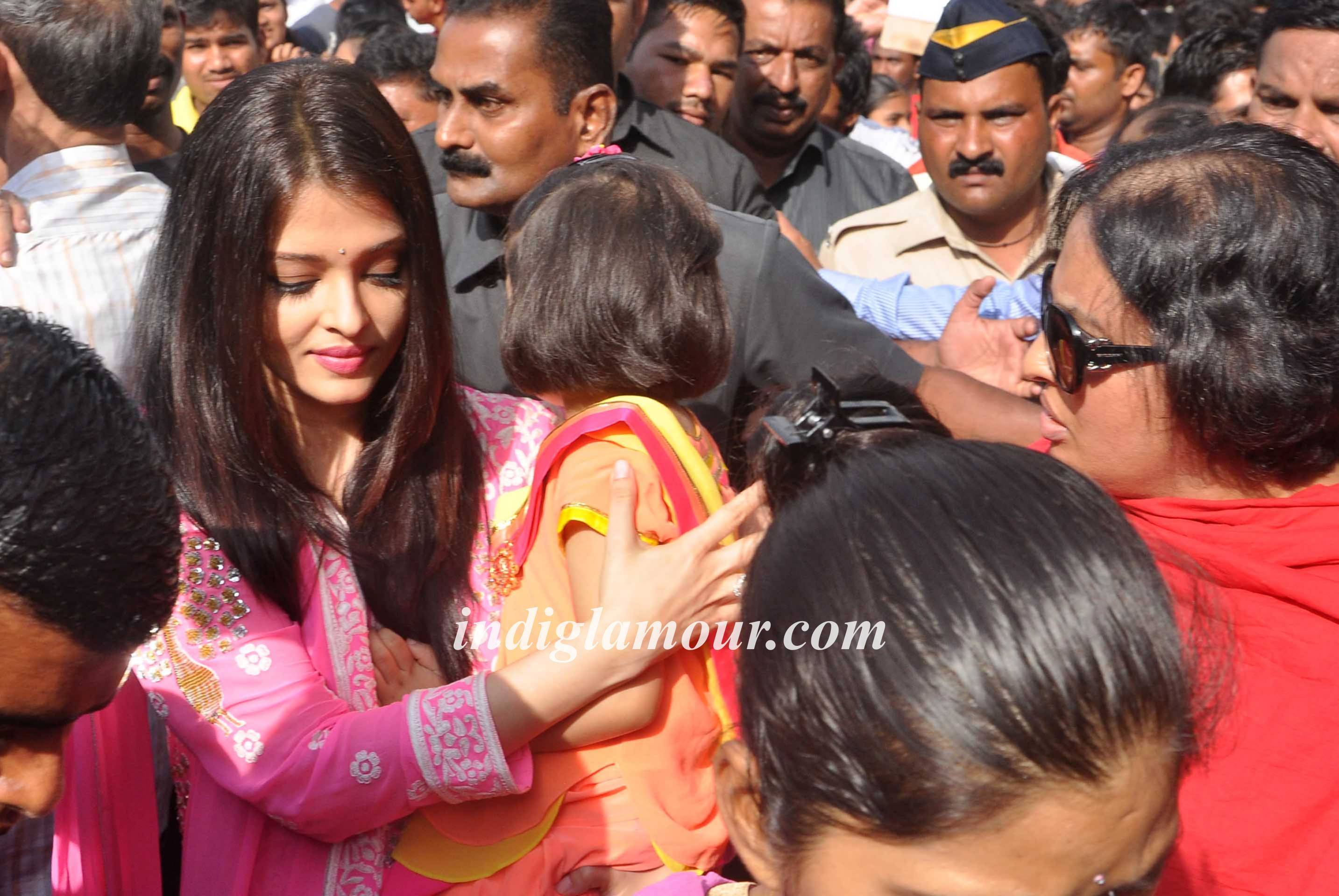Aishwarya Rai Bachchan Visits Siddhivinayak Temple Event hd photo