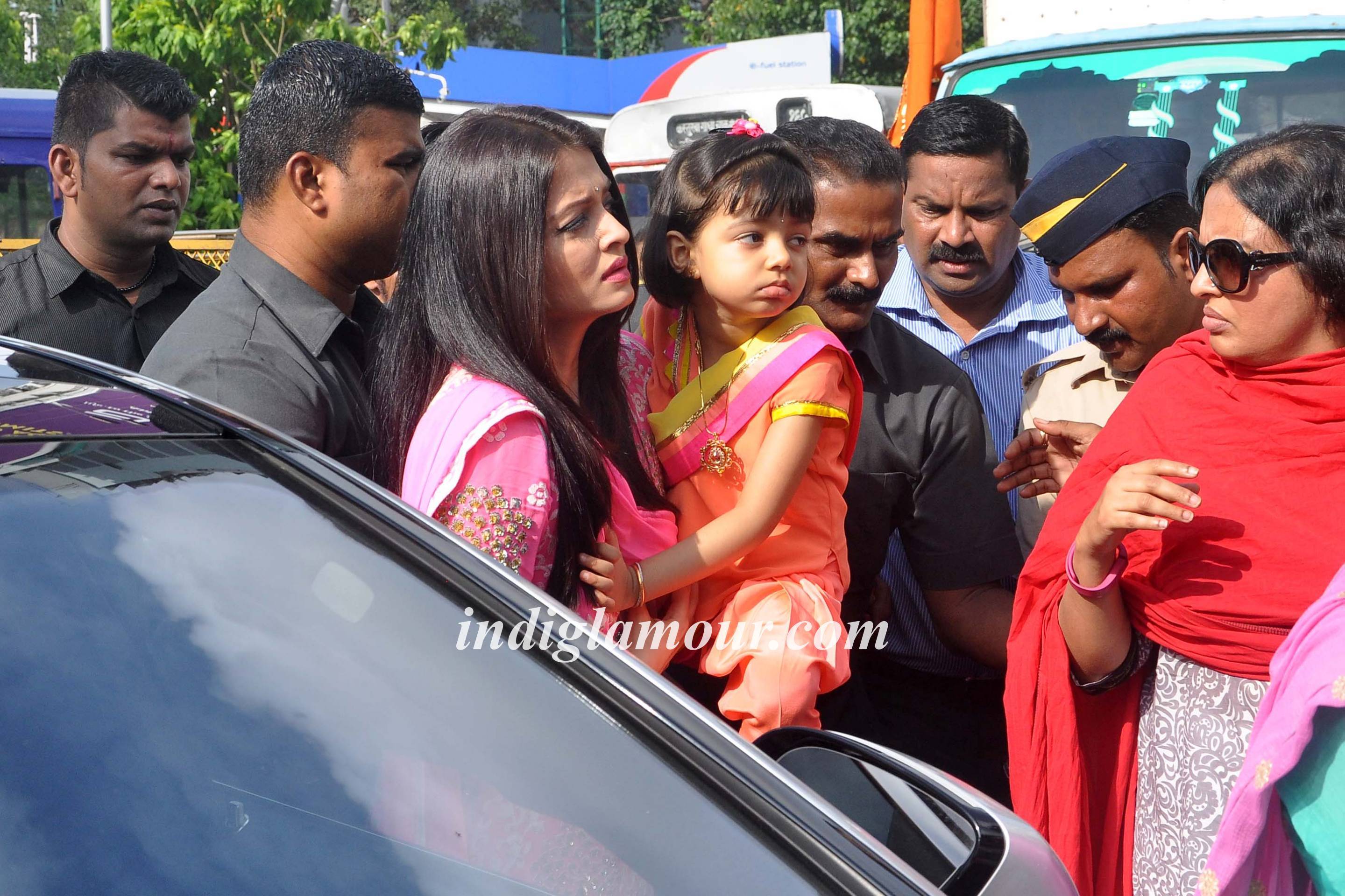 Aishwarya Rai Bachchan Visits Siddhivinayak Temple Event hd photo