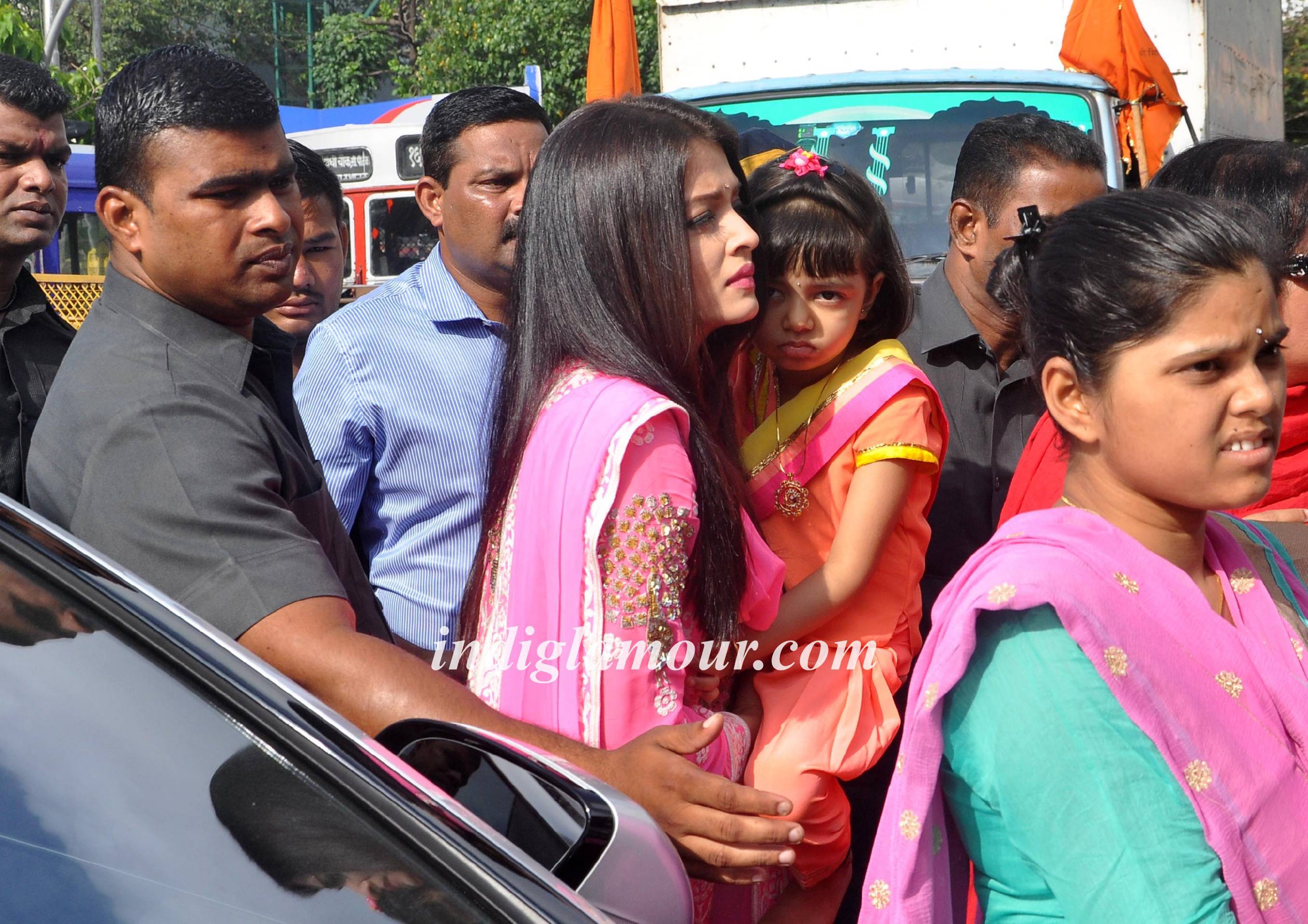 Aishwarya Rai Bachchan Visits Siddhivinayak Temple Event hd photo