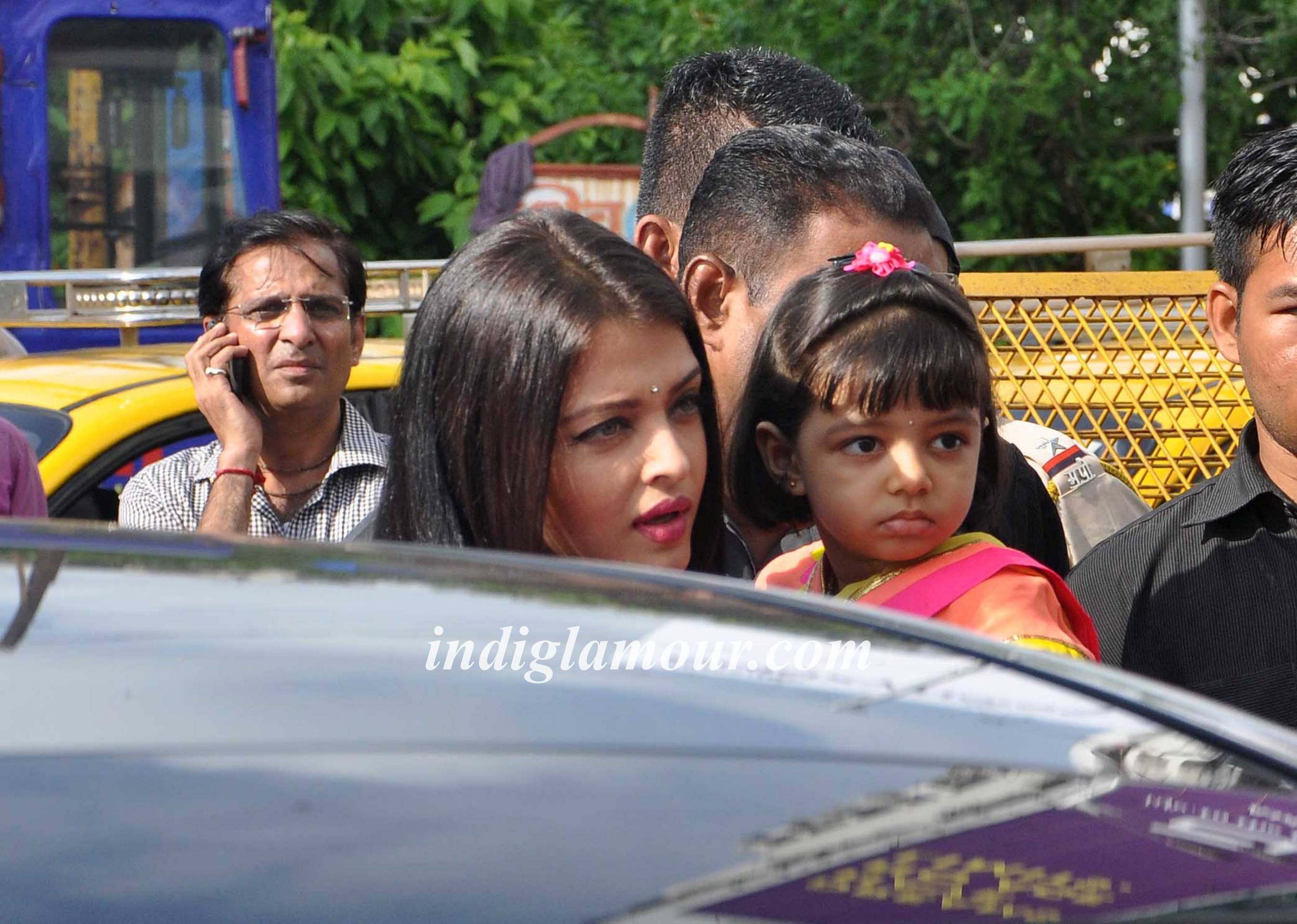 Aishwarya Rai Bachchan Visits Siddhivinayak Temple Event hd photo
