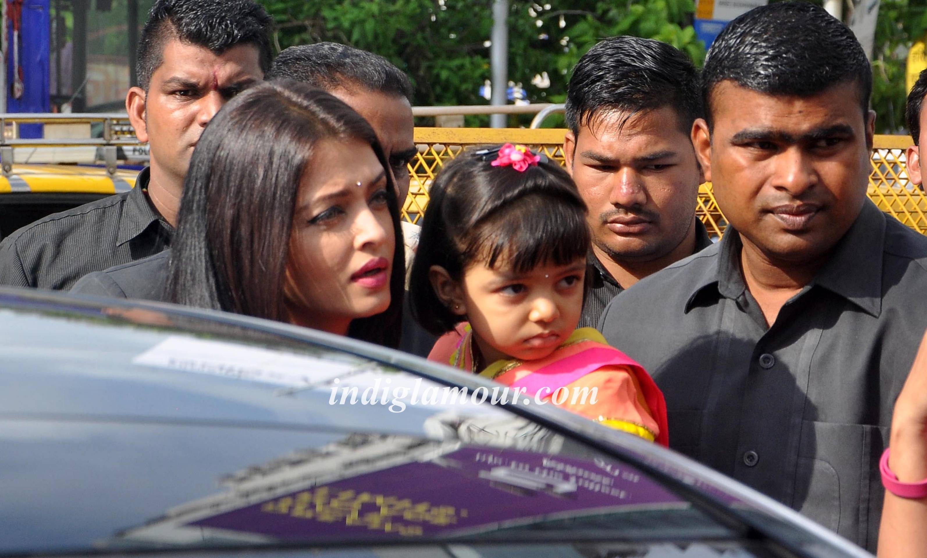 Aishwarya Rai Bachchan Visits Siddhivinayak Temple Event hd photo