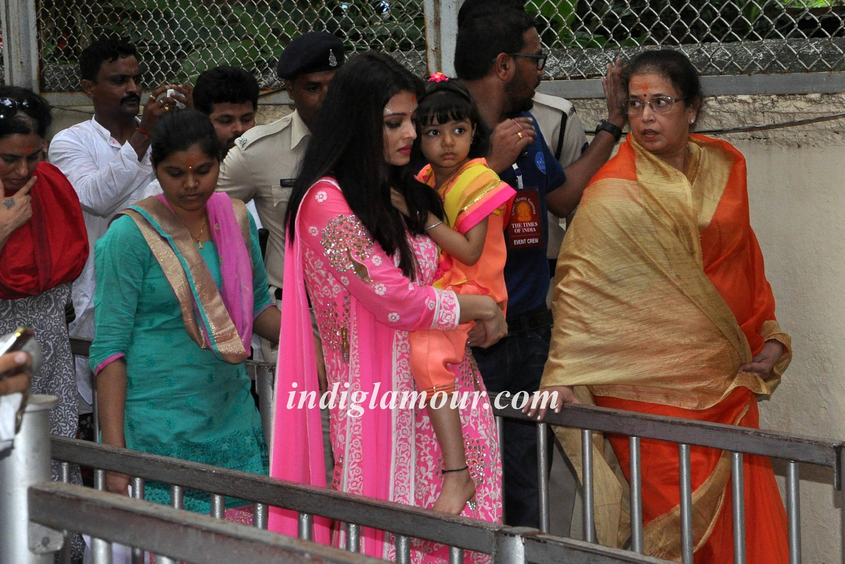 Aishwarya Rai Bachchan Visits Siddhivinayak Temple Event hd photo