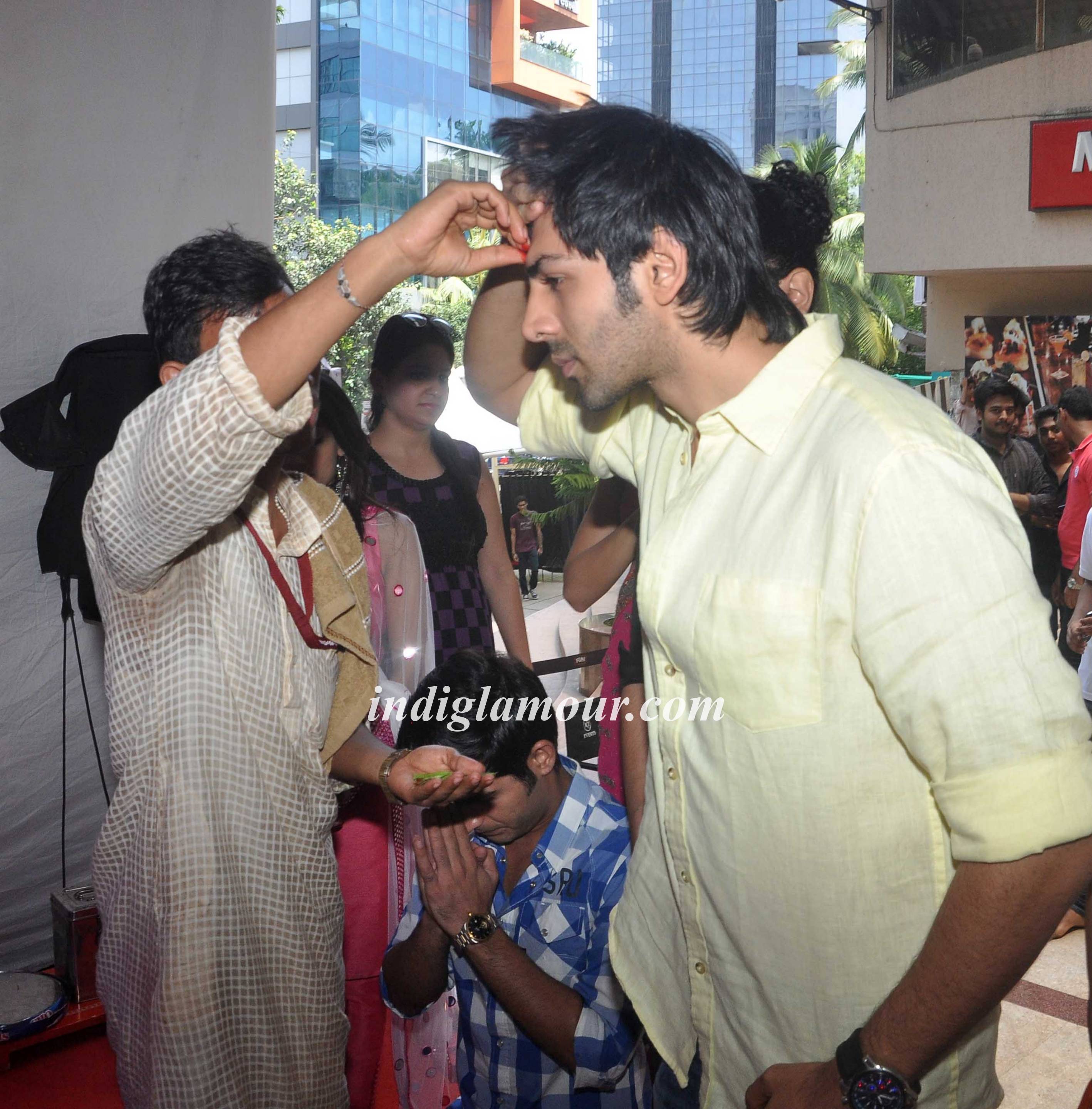 Pyaar Ka Punchnama Starcast Performes Aarti at Fun Republic Ganpati Event hd photo