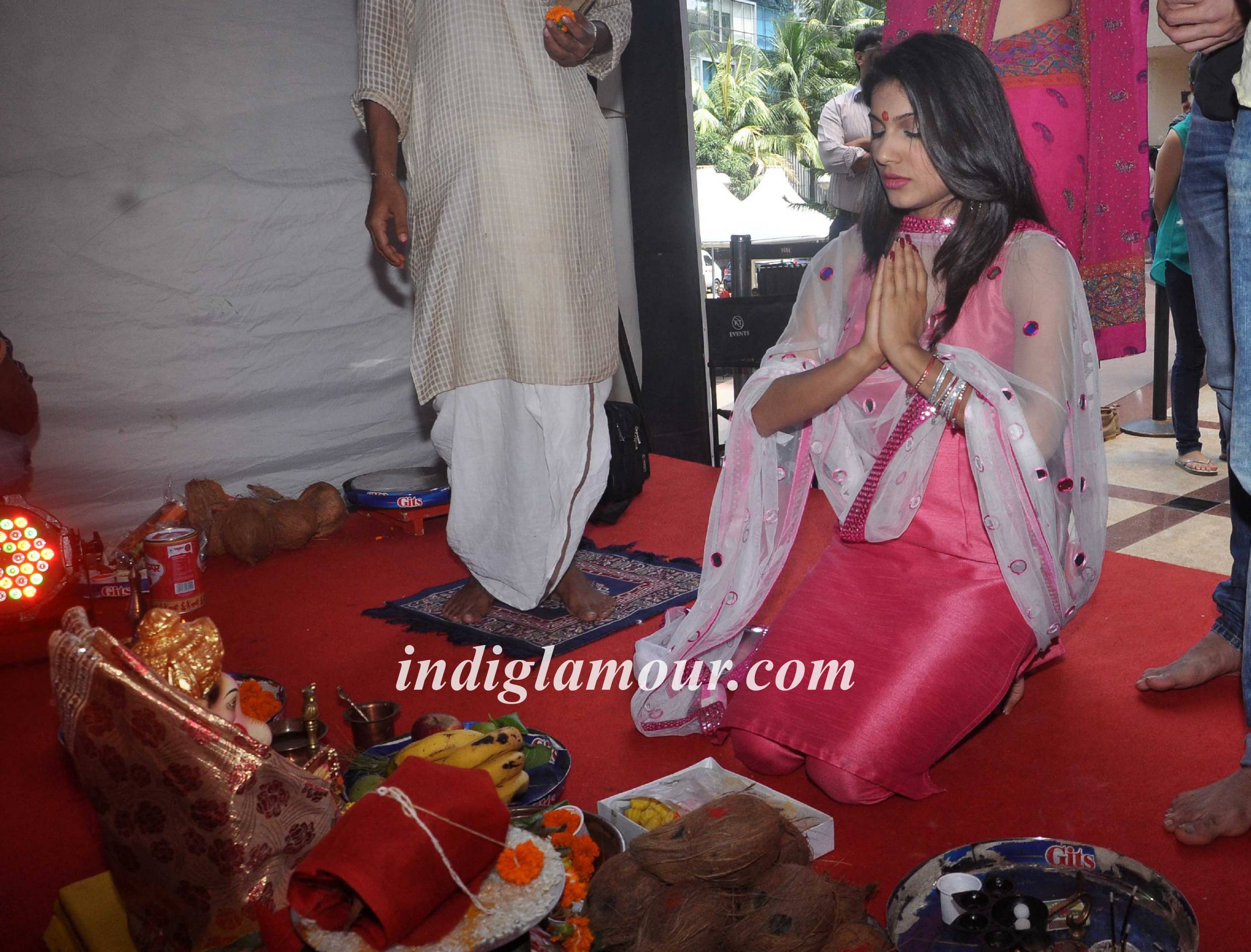 Pyaar Ka Punchnama Starcast Performes Aarti at Fun Republic Ganpati Event hd photo