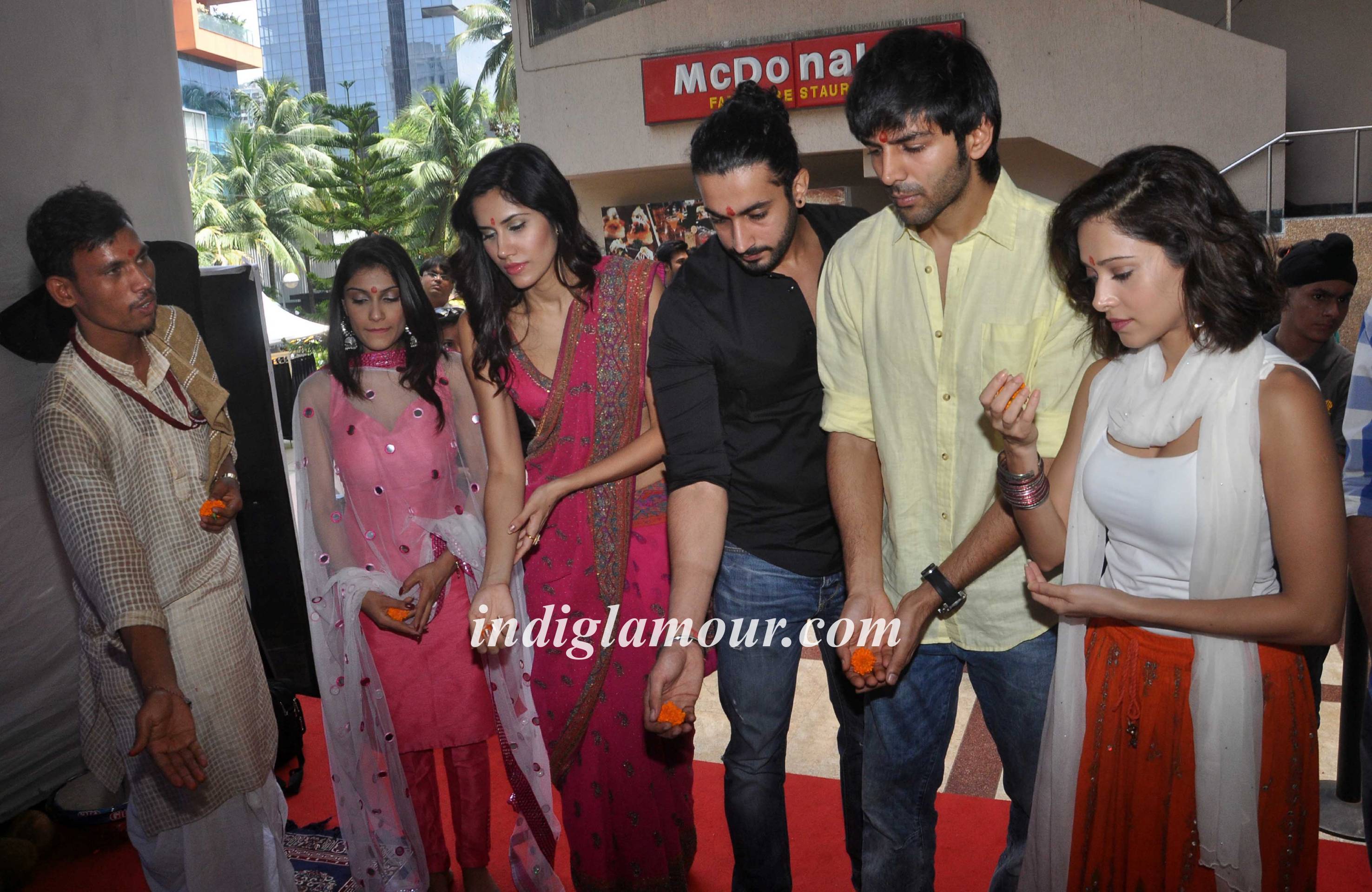 Pyaar Ka Punchnama Starcast Performes Aarti at Fun Republic Ganpati Event hd photo