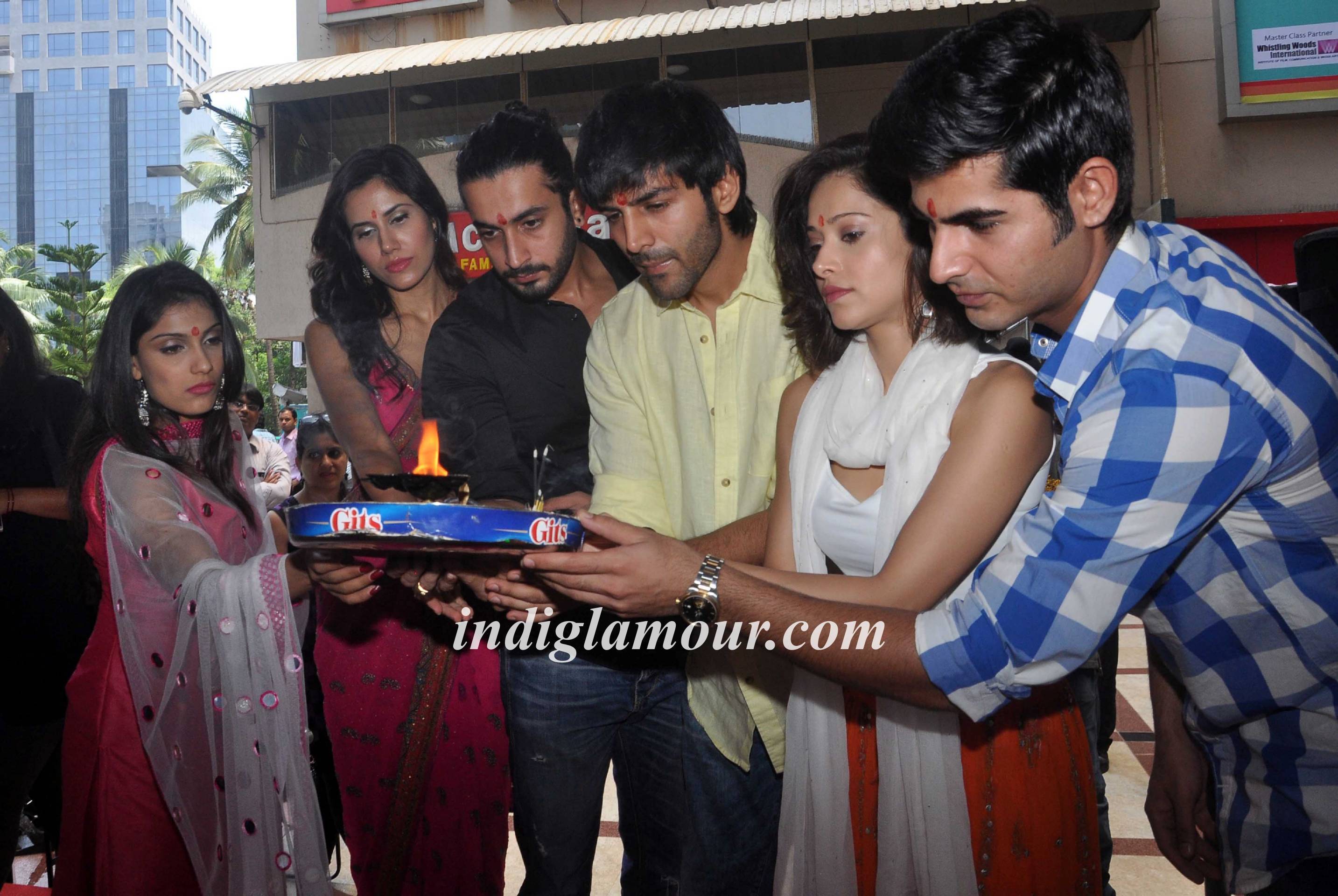Pyaar Ka Punchnama Starcast Performes Aarti at Fun Republic Ganpati Event hd photo