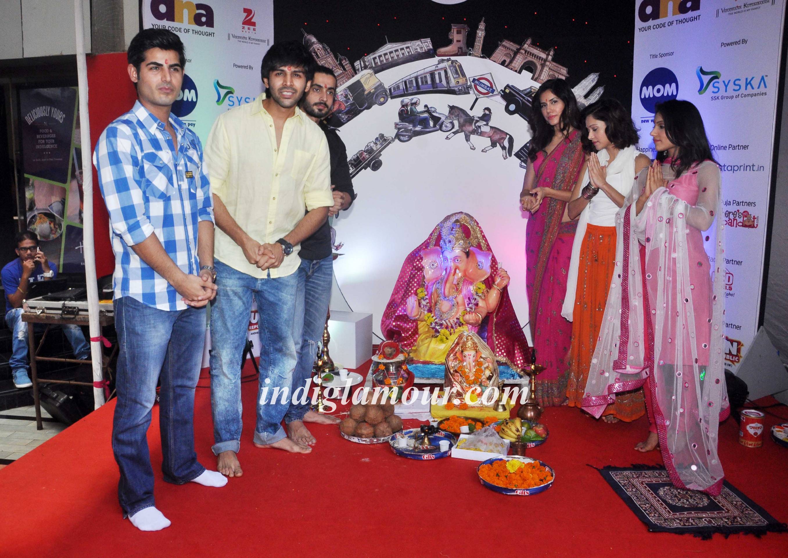 Pyaar Ka Punchnama Starcast Performes Aarti at Fun Republic Ganpati Event hd photo