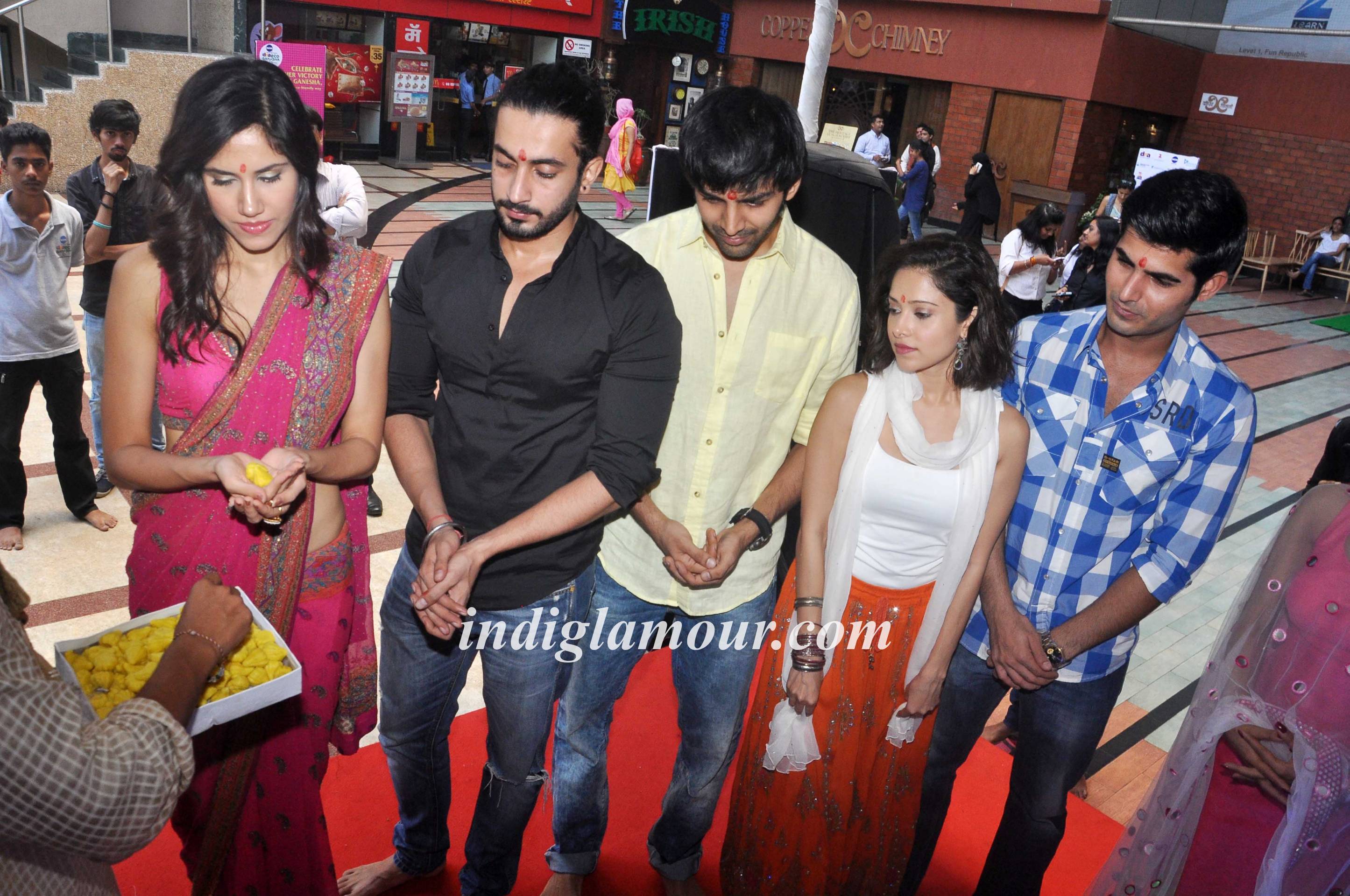 Pyaar Ka Punchnama Starcast Performes Aarti at Fun Republic Ganpati Event hd photo