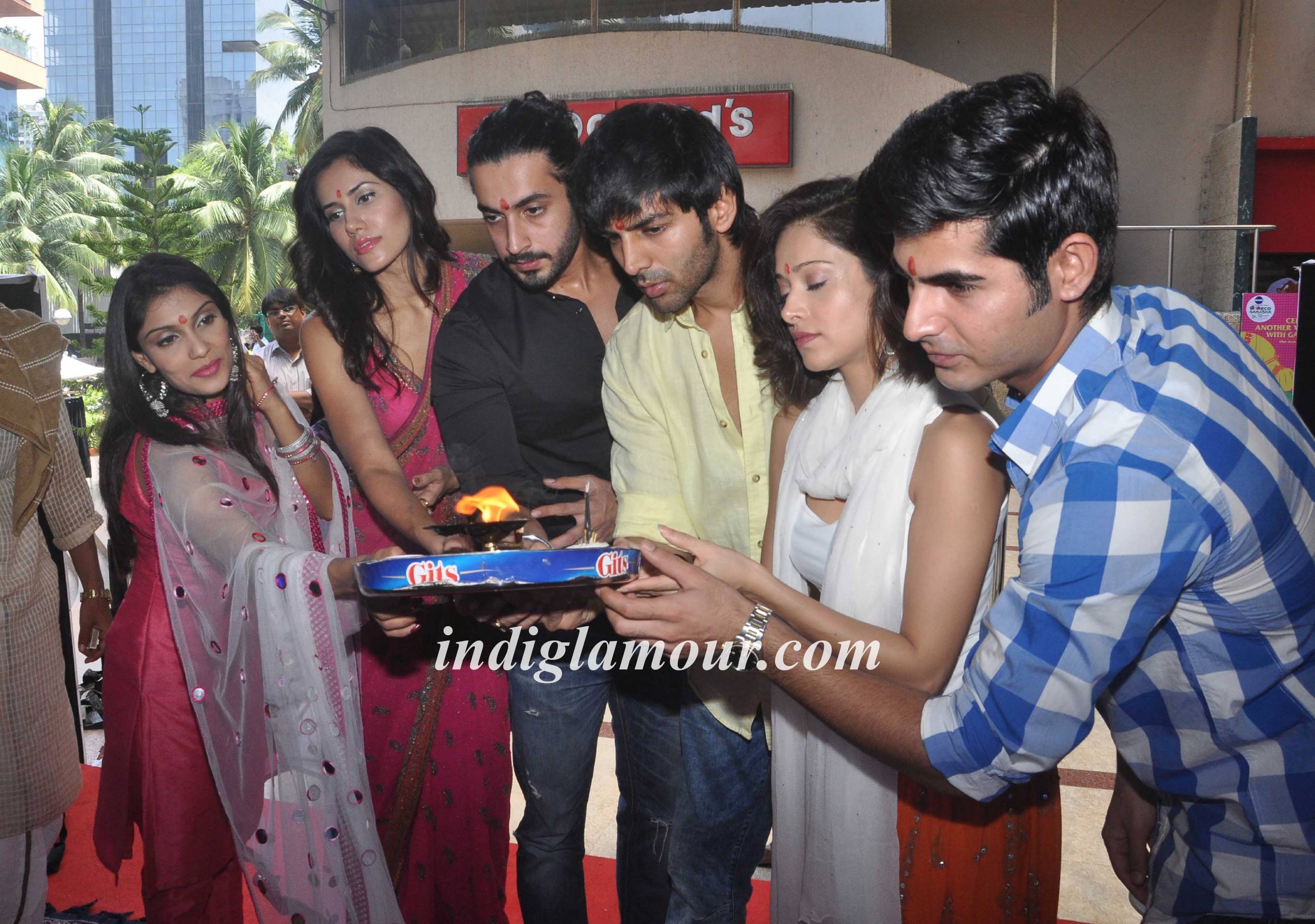 Pyaar Ka Punchnama Starcast Performes Aarti at Fun Republic Ganpati Event hd photo