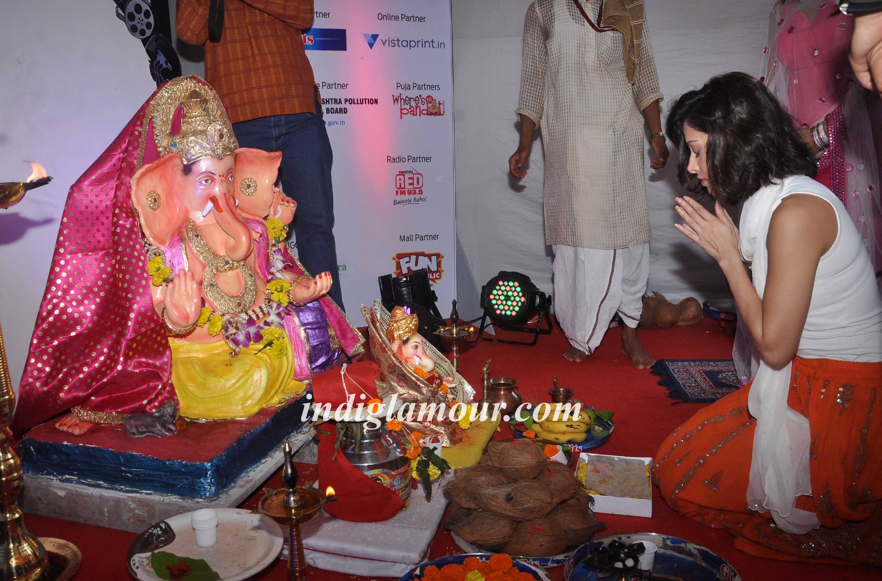 Pyaar Ka Punchnama Starcast Performes Aarti at Fun Republic Ganpati Event hd photo