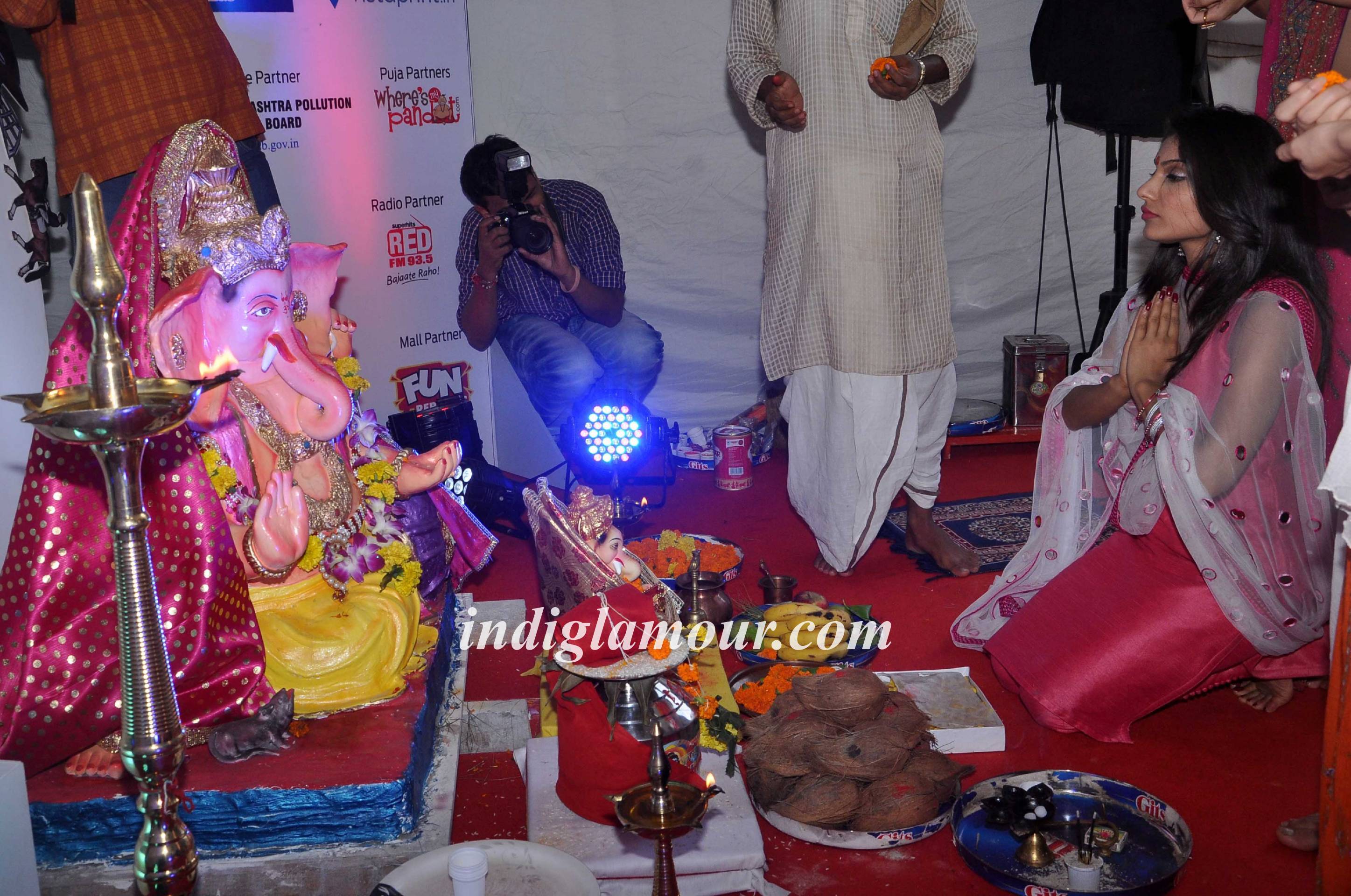 Pyaar Ka Punchnama Starcast Performes Aarti at Fun Republic Ganpati Event hd photo