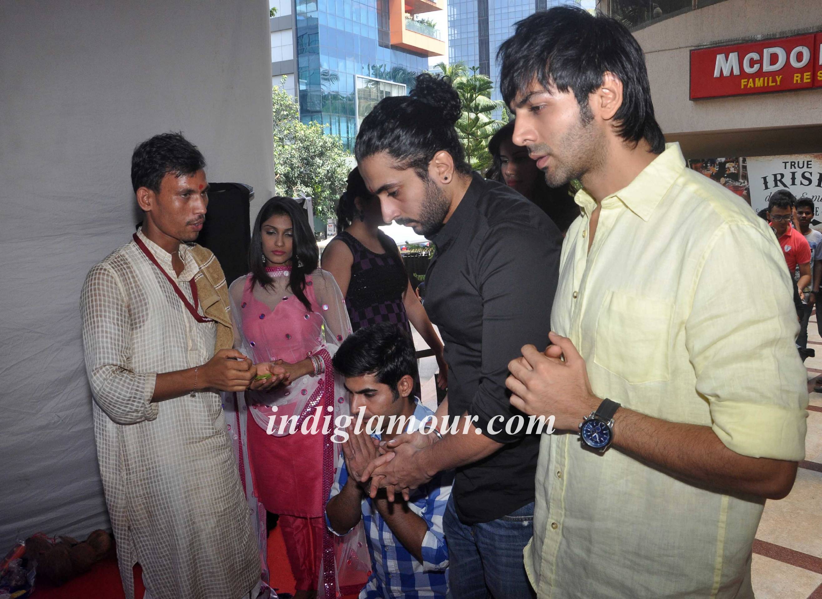 Pyaar Ka Punchnama Starcast Performes Aarti at Fun Republic Ganpati Event hd photo