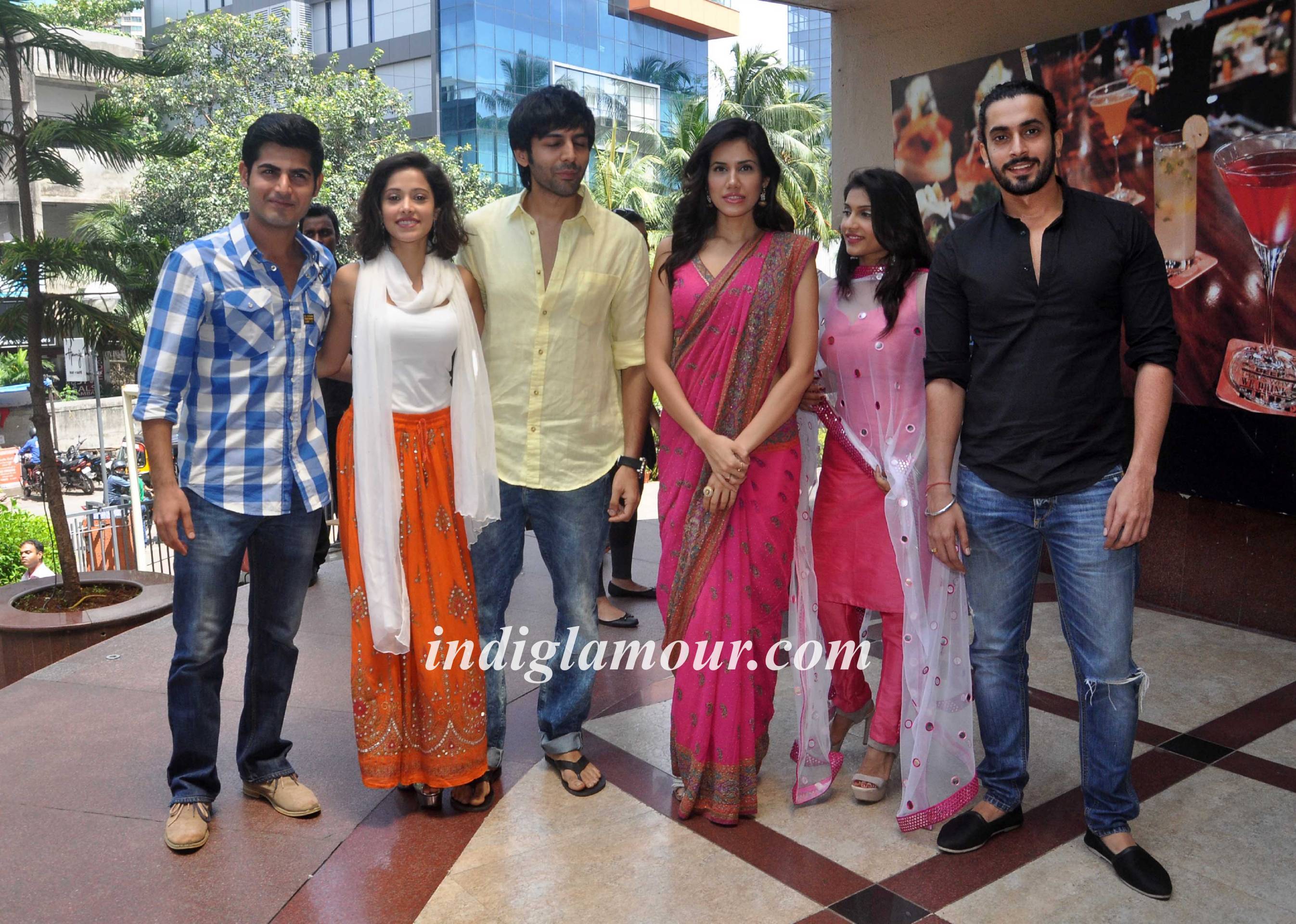 Pyaar Ka Punchnama Starcast Performes Aarti at Fun Republic Ganpati Event hd photo