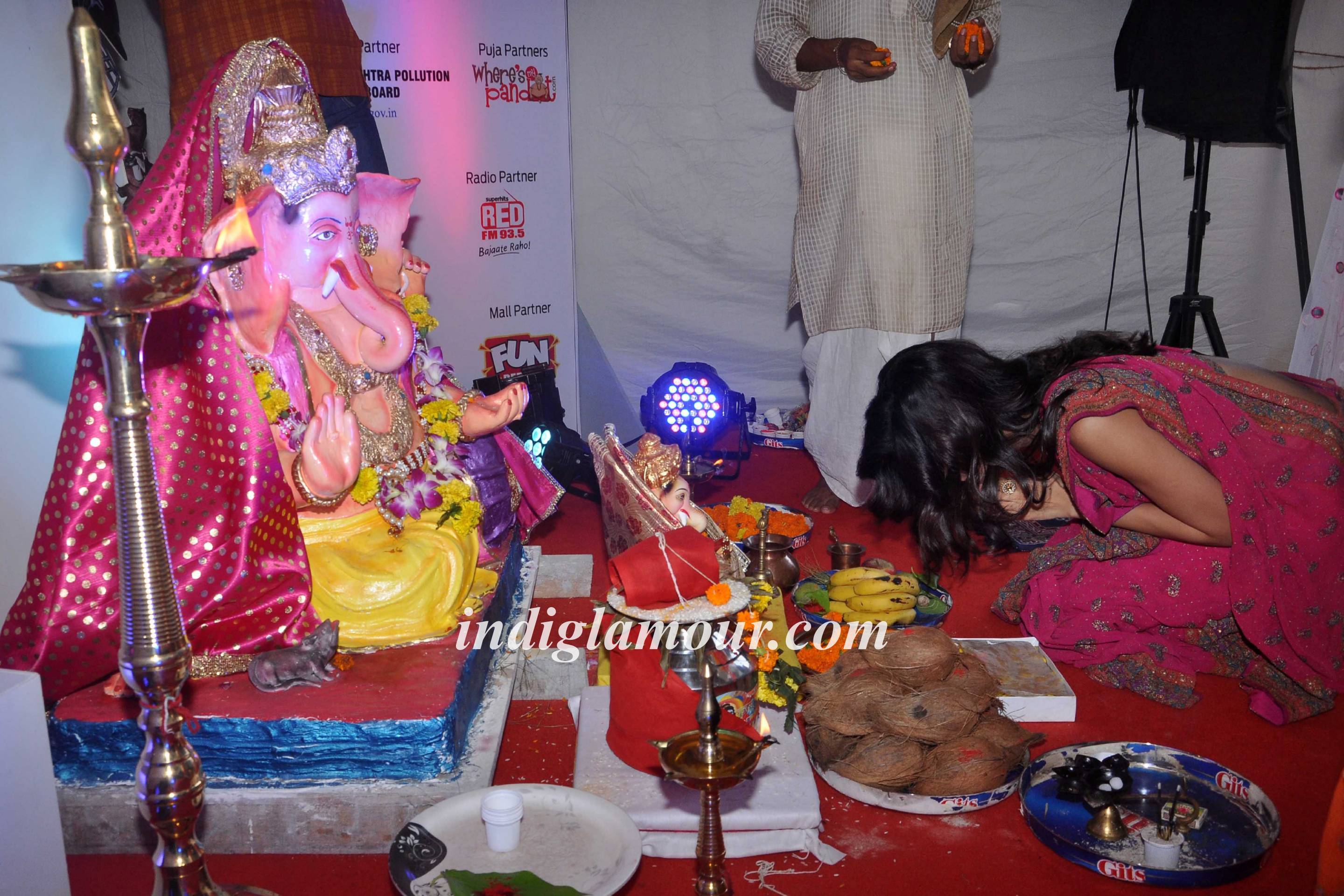 Pyaar Ka Punchnama Starcast Performes Aarti at Fun Republic Ganpati Event hd photo