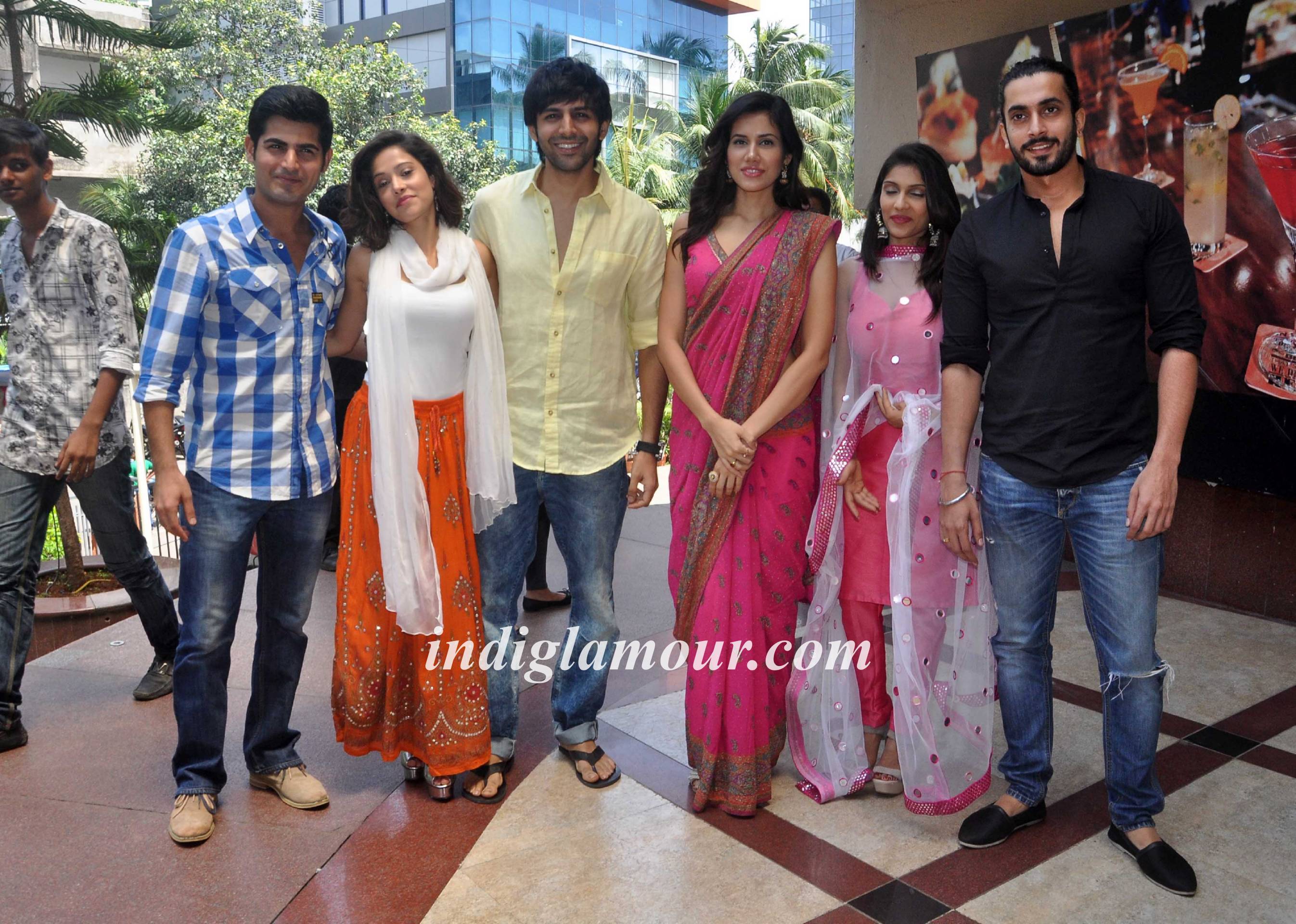 Pyaar Ka Punchnama Starcast Performes Aarti at Fun Republic Ganpati Event hd photo