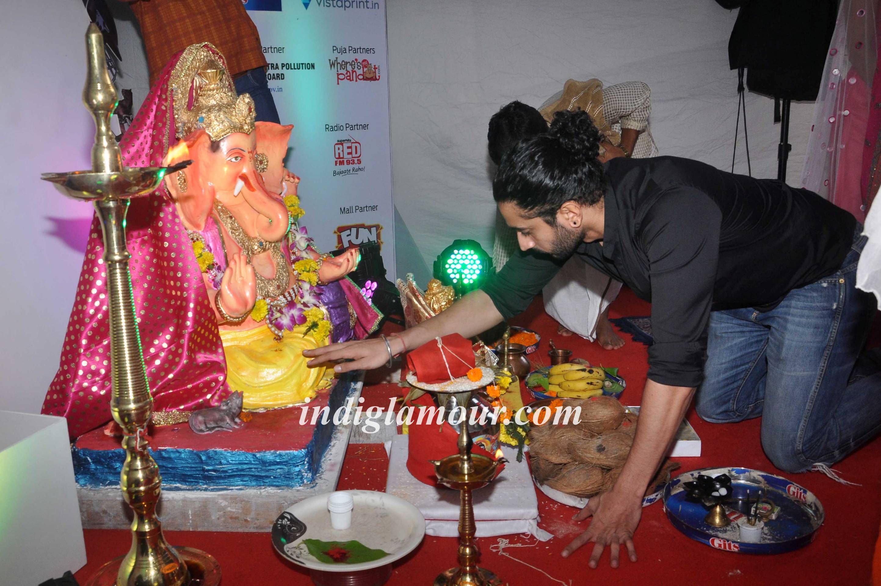 Pyaar Ka Punchnama Starcast Performes Aarti at Fun Republic Ganpati Event hd photo