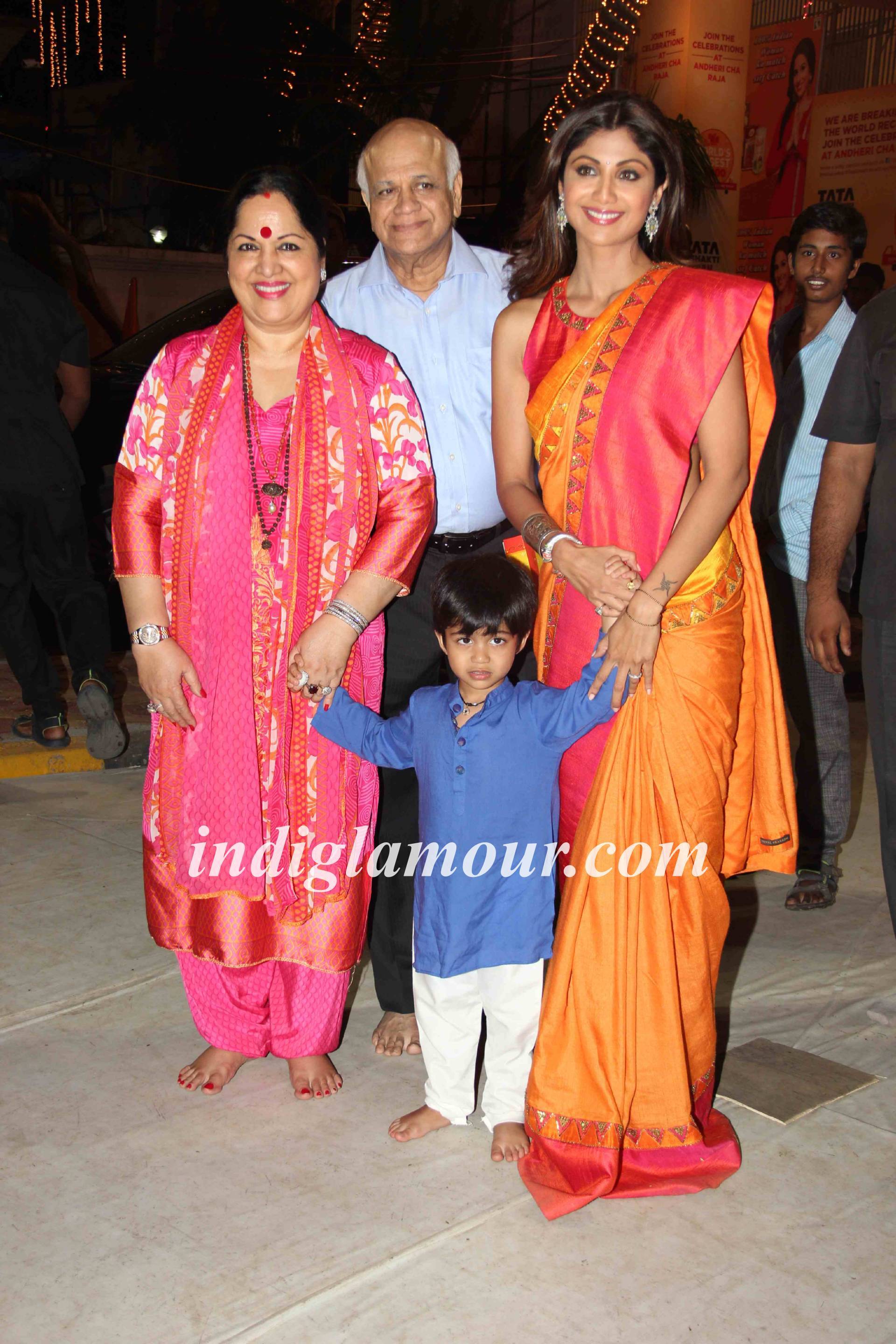 Rituperna Sen Gupta and Shilpa Shetty at Andheri Cha Raja Event hd photo