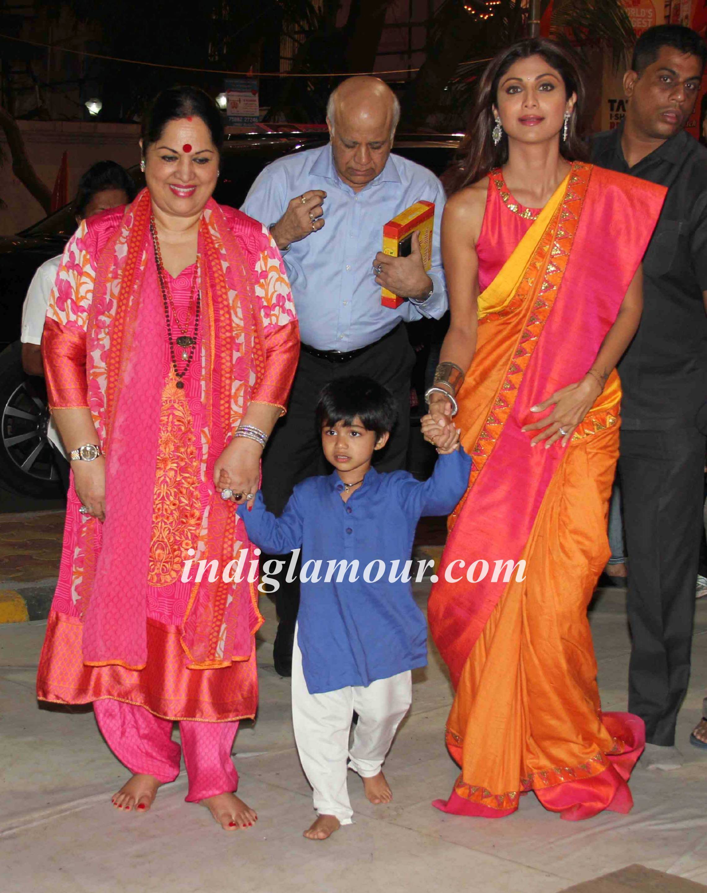 Rituperna Sen Gupta and Shilpa Shetty at Andheri Cha Raja Event hd photo