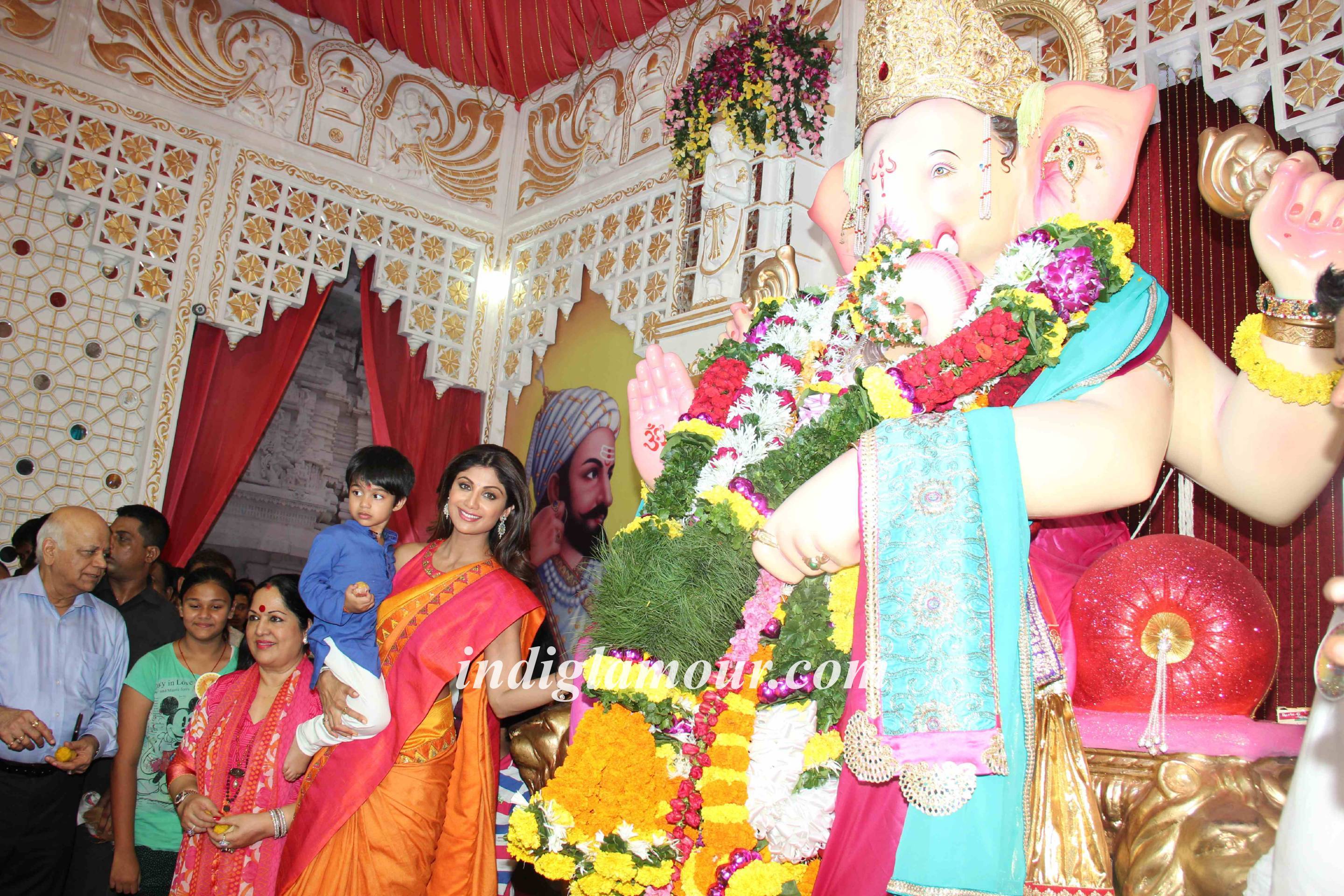 Rituperna Sen Gupta and Shilpa Shetty at Andheri Cha Raja Event hd photo