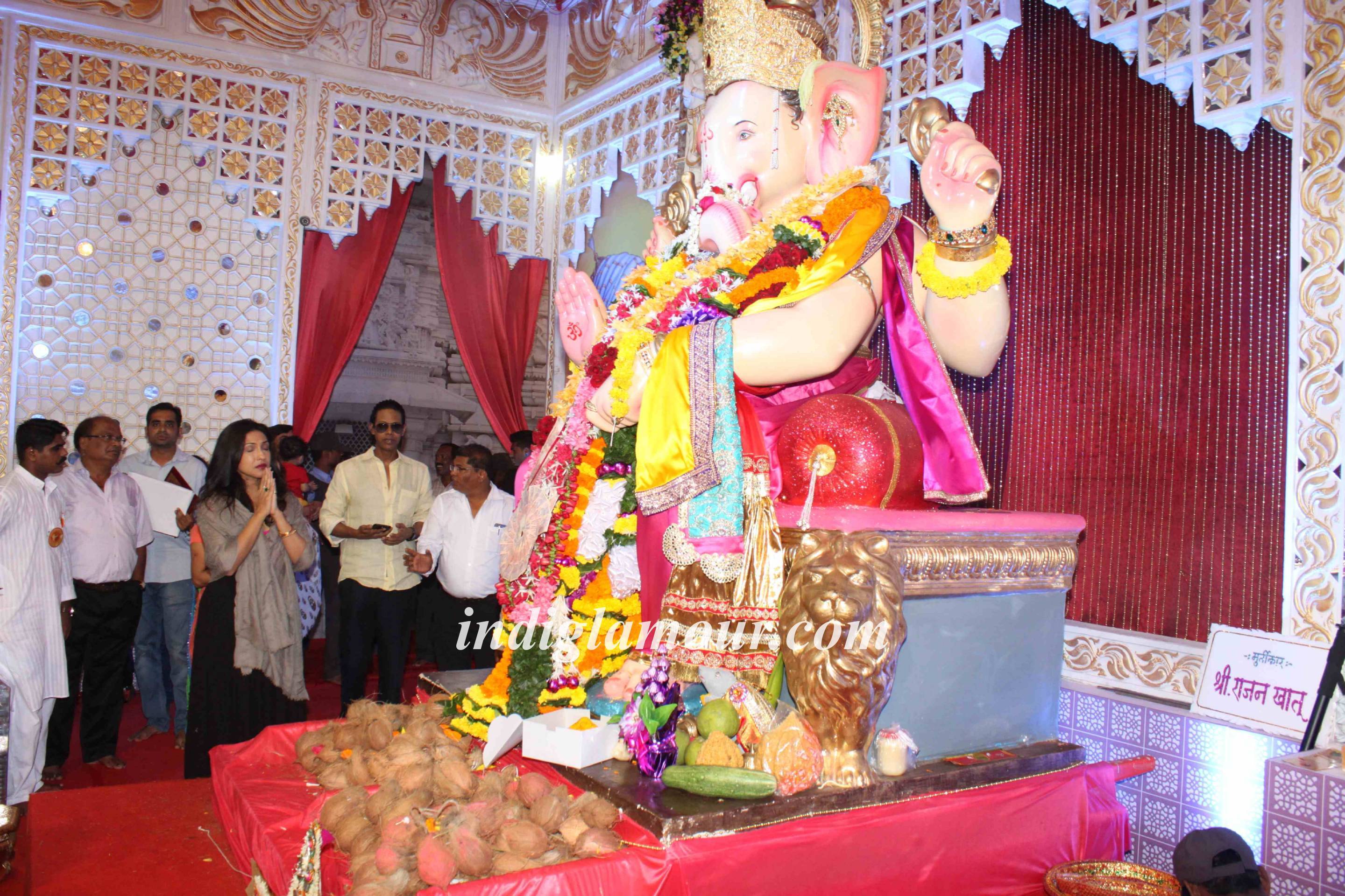 Rituperna Sen Gupta and Shilpa Shetty at Andheri Cha Raja Event hd photo
