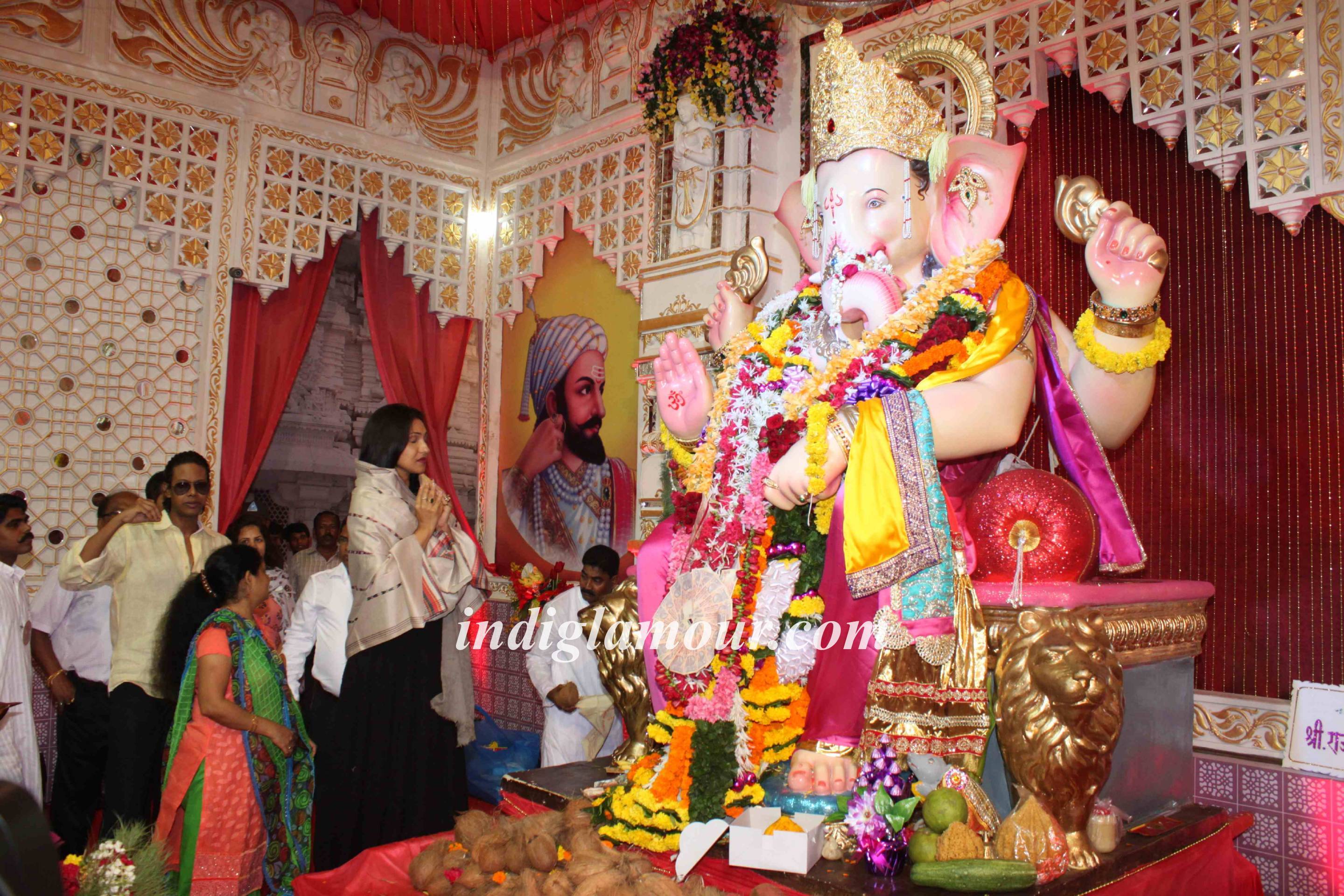 Rituperna Sen Gupta and Shilpa Shetty at Andheri Cha Raja Event hd photo