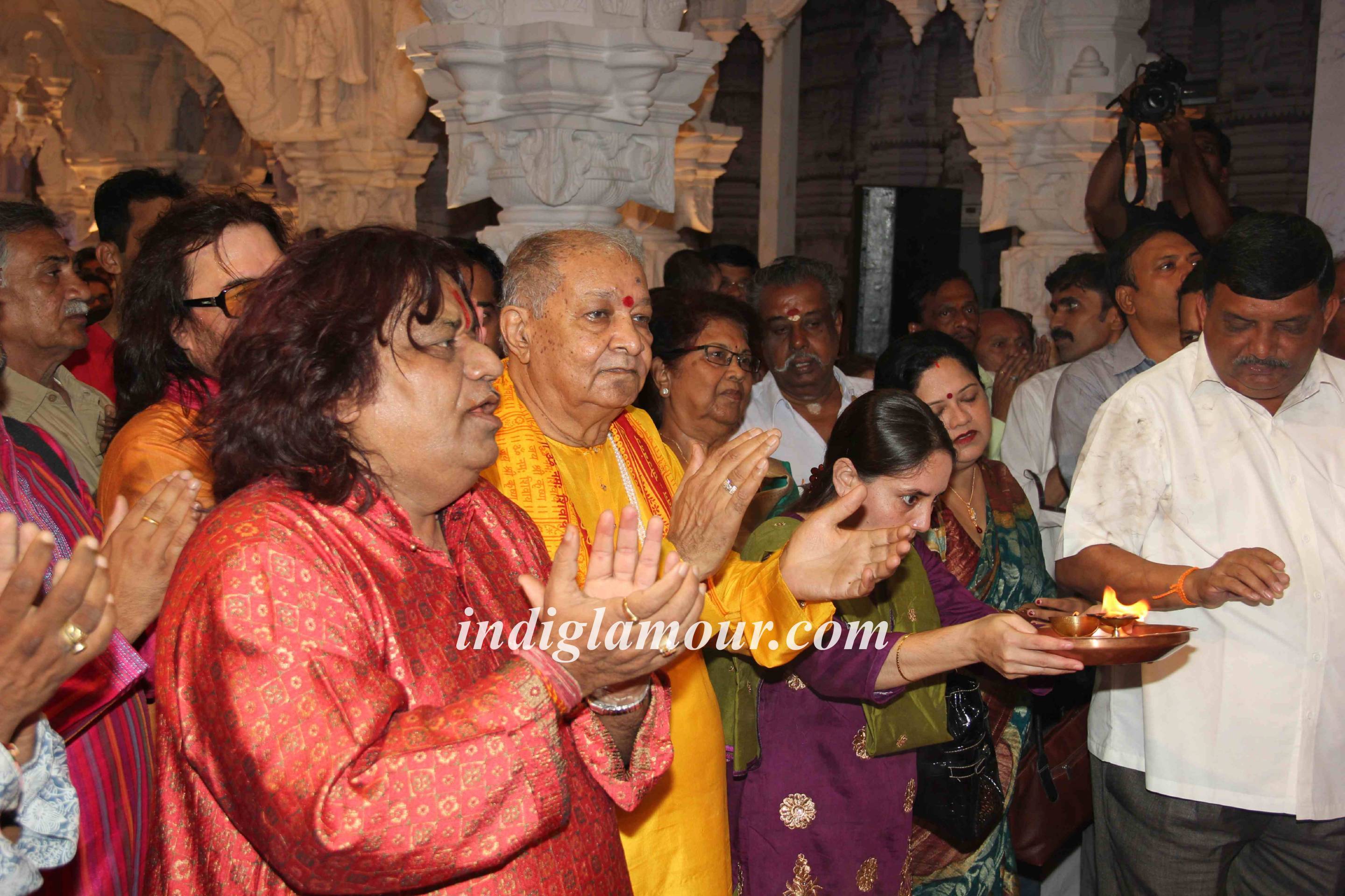 Rituperna Sen Gupta and Shilpa Shetty at Andheri Cha Raja Event hd photo