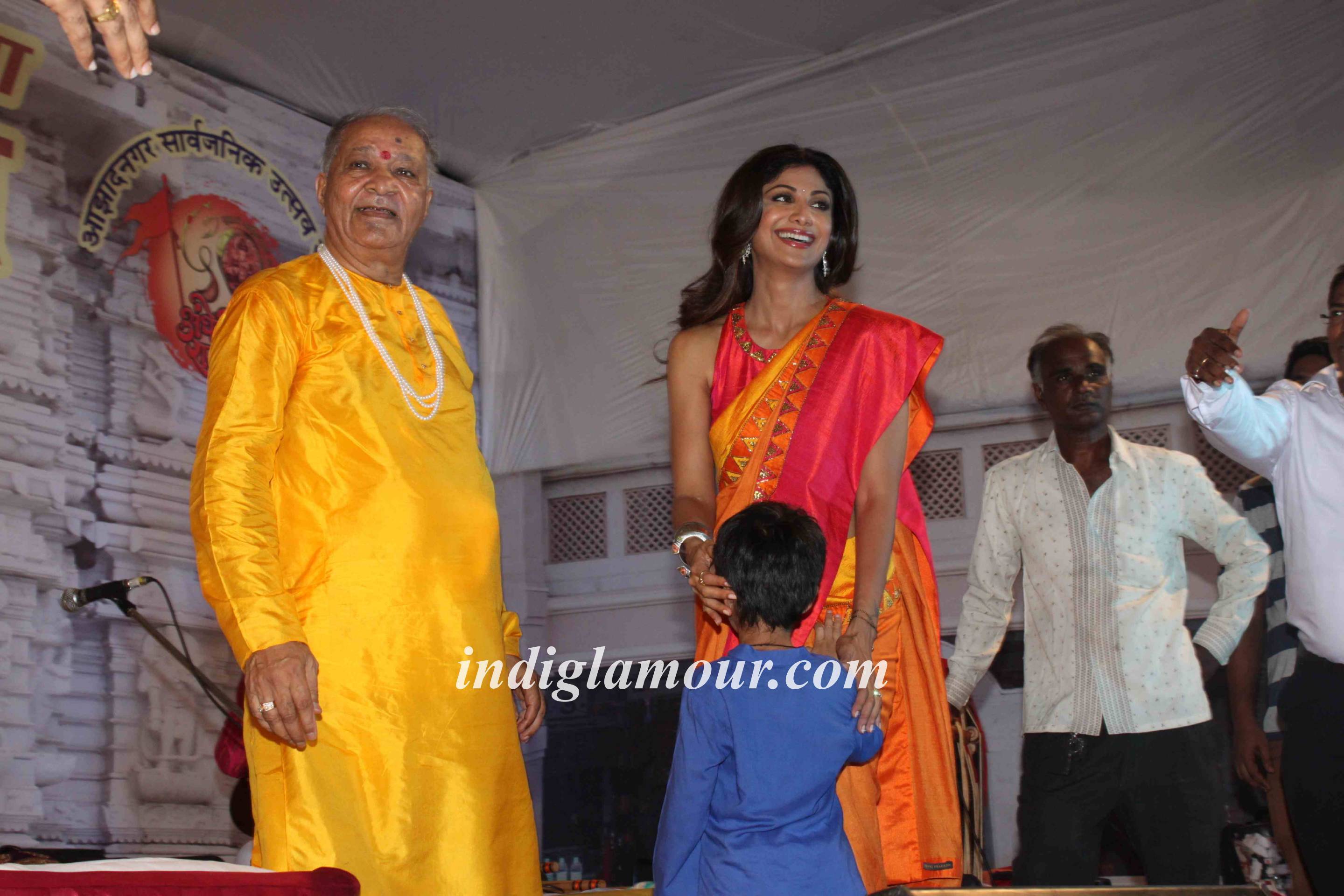 Rituperna Sen Gupta and Shilpa Shetty at Andheri Cha Raja Event hd photo