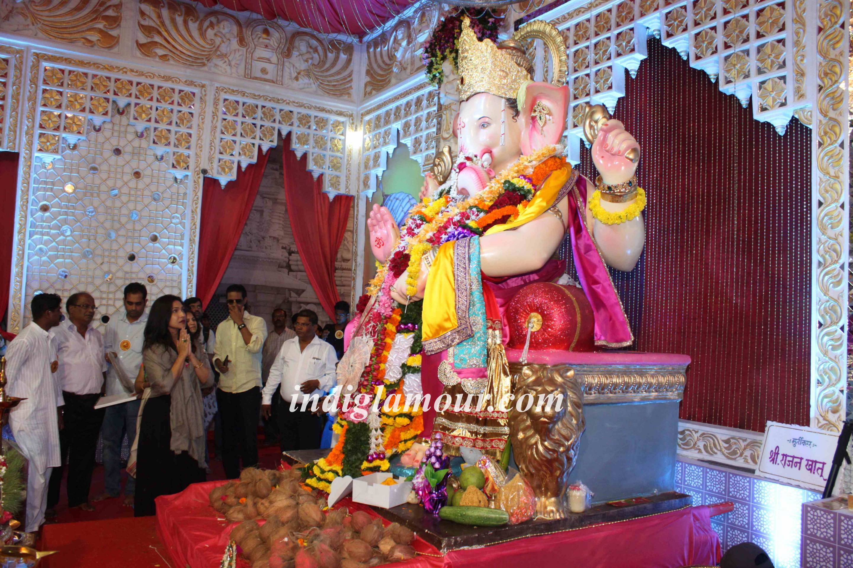 Rituperna Sen Gupta and Shilpa Shetty at Andheri Cha Raja Event hd photo
