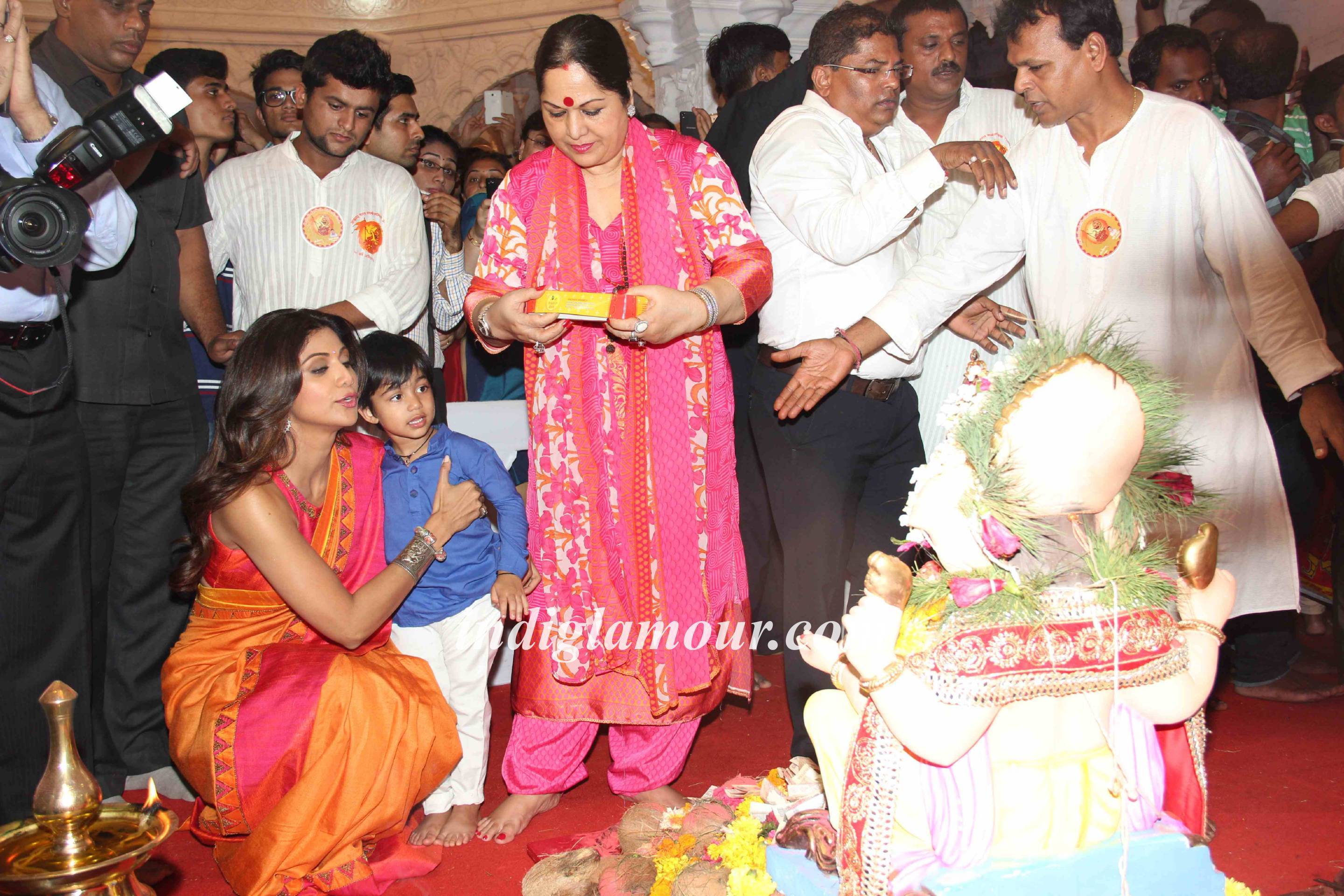 Rituperna Sen Gupta and Shilpa Shetty at Andheri Cha Raja Event hd photo