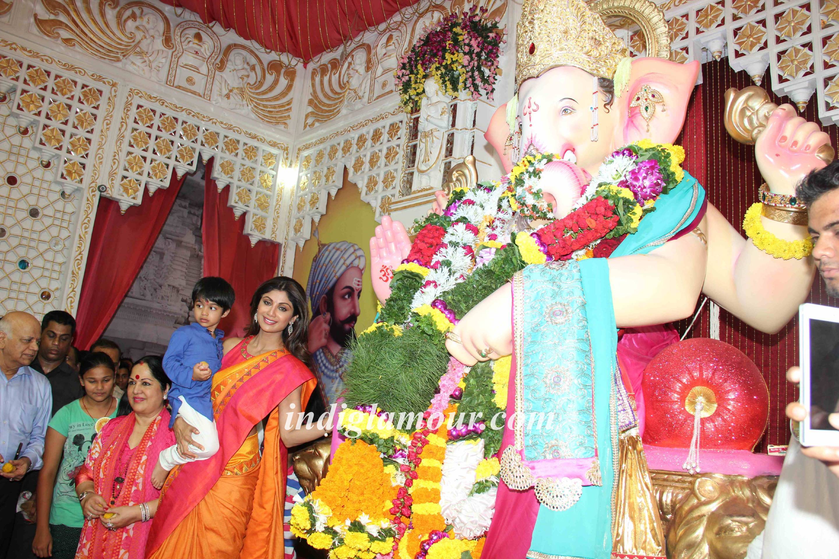 Rituperna Sen Gupta and Shilpa Shetty at Andheri Cha Raja Event hd photo