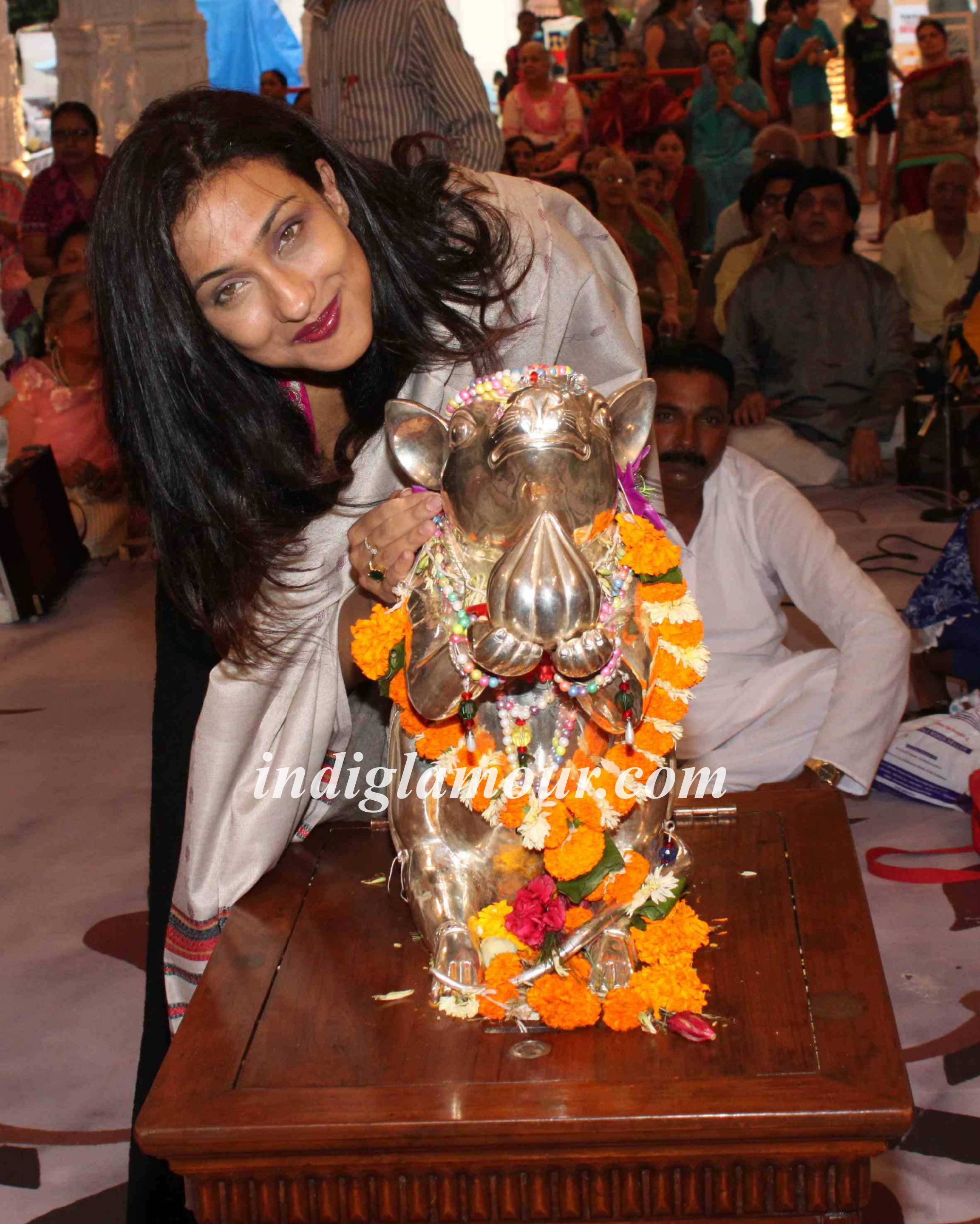 Rituperna Sen Gupta and Shilpa Shetty at Andheri Cha Raja Event hd photo