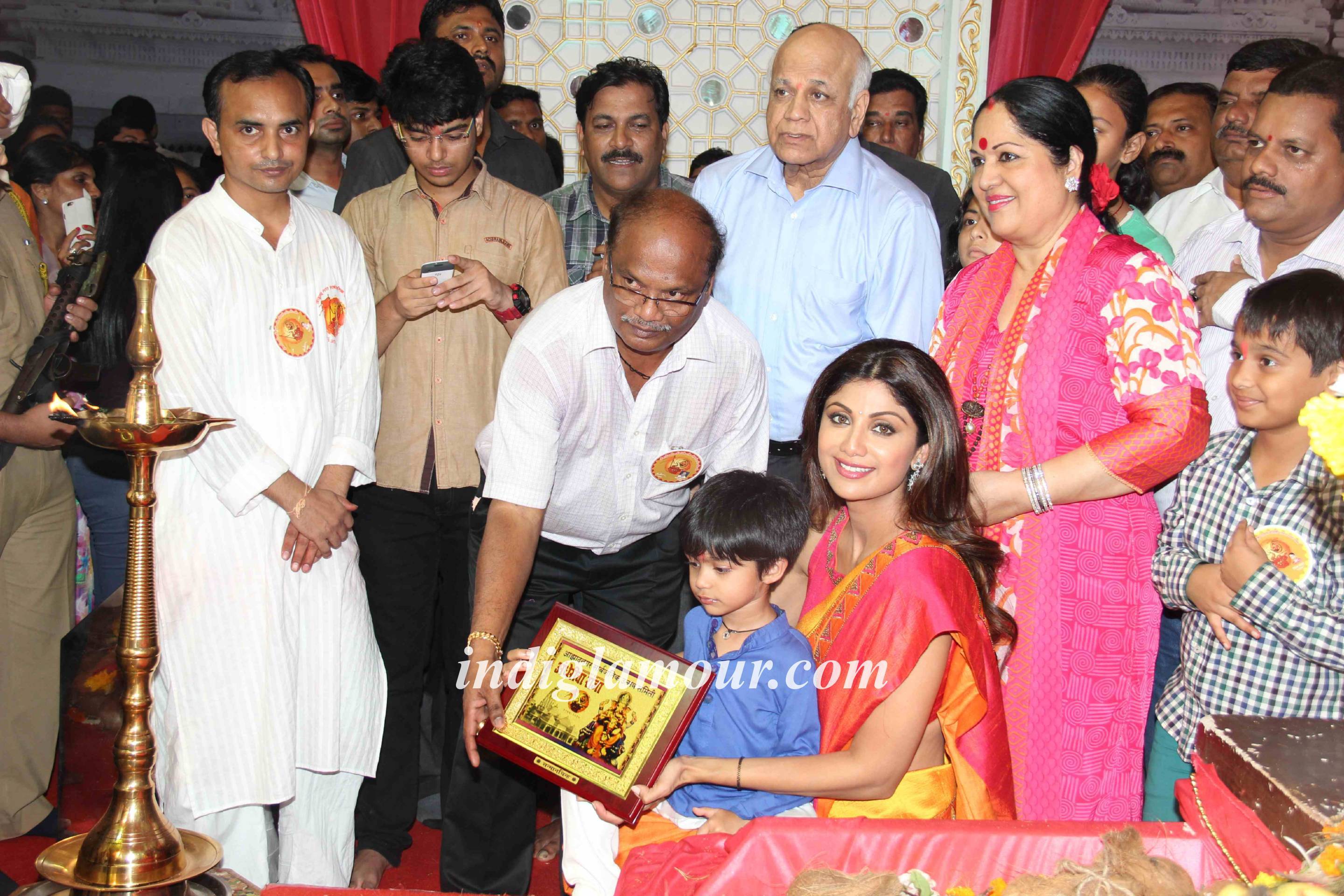 Rituperna Sen Gupta and Shilpa Shetty at Andheri Cha Raja Event hd photo