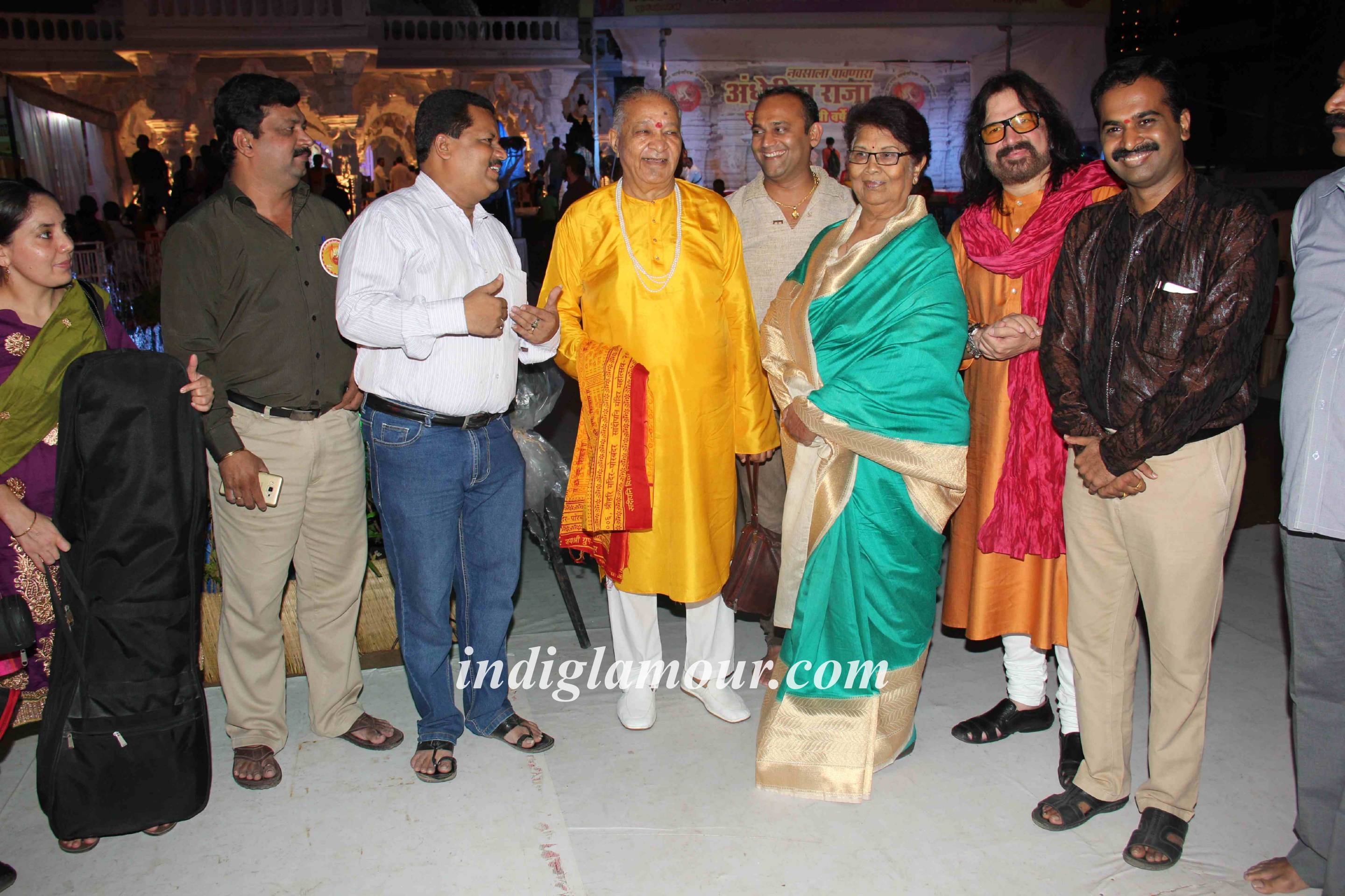 Rituperna Sen Gupta and Shilpa Shetty at Andheri Cha Raja Event hd photo