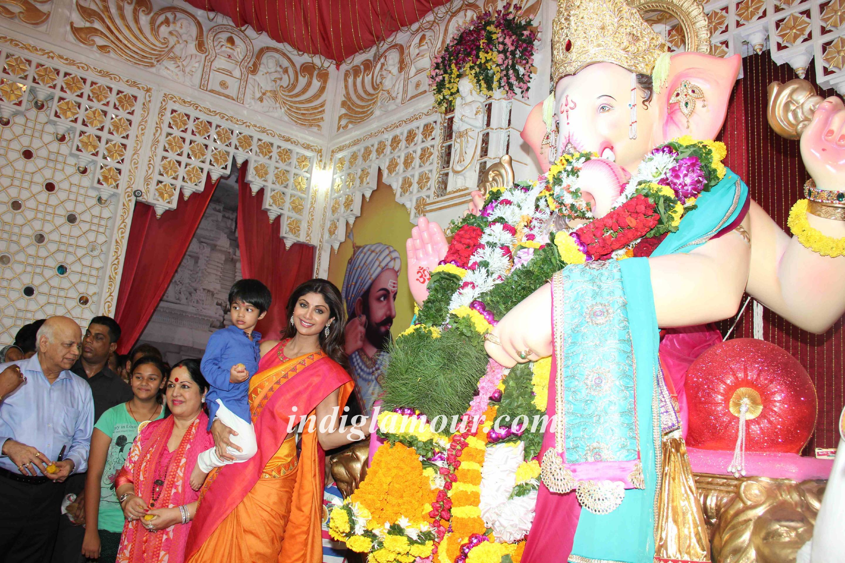 Rituperna Sen Gupta and Shilpa Shetty at Andheri Cha Raja Event hd photo